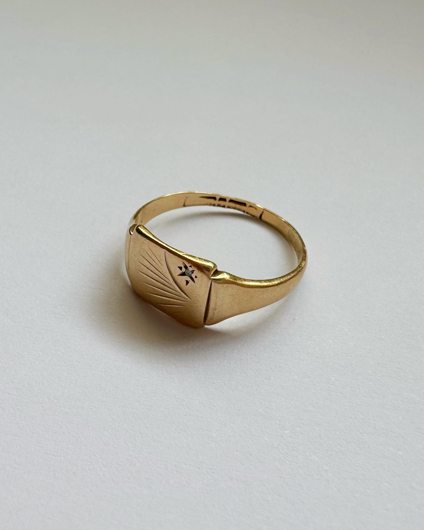 9ct Vintage diamond starburst signet ring