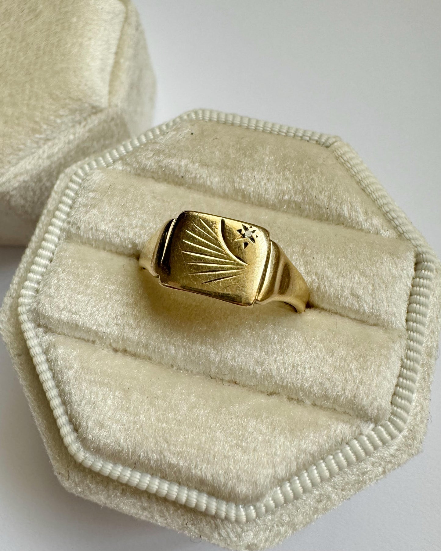 9ct Vintage diamond starburst signet ring