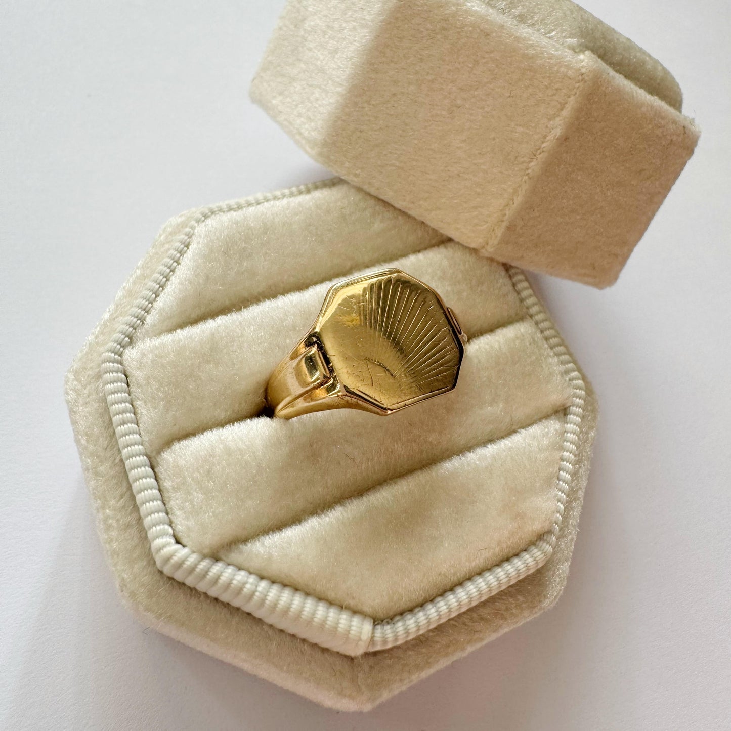 9ct Vintage Sunburst signet ring