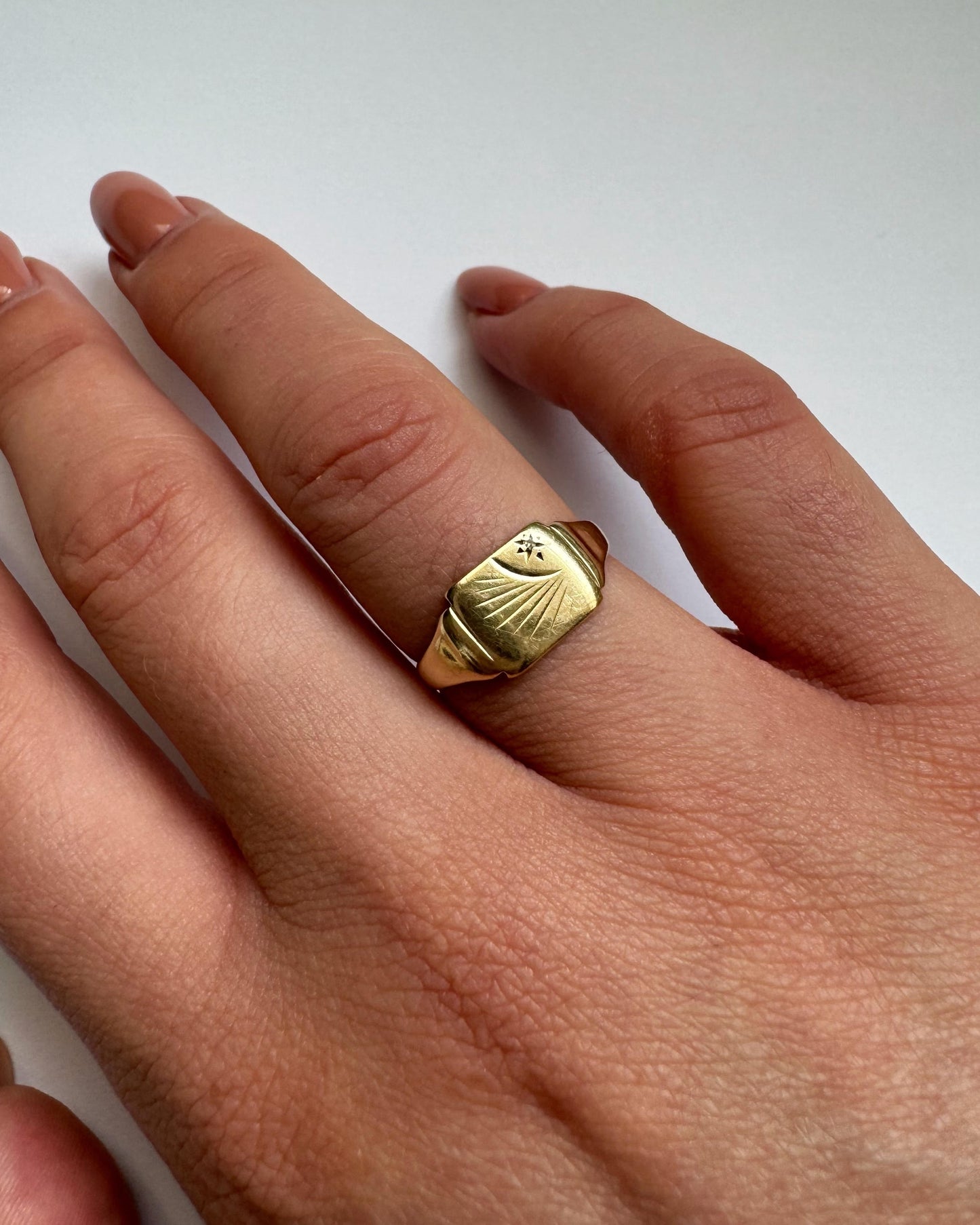 9ct Vintage diamond starburst signet ring
