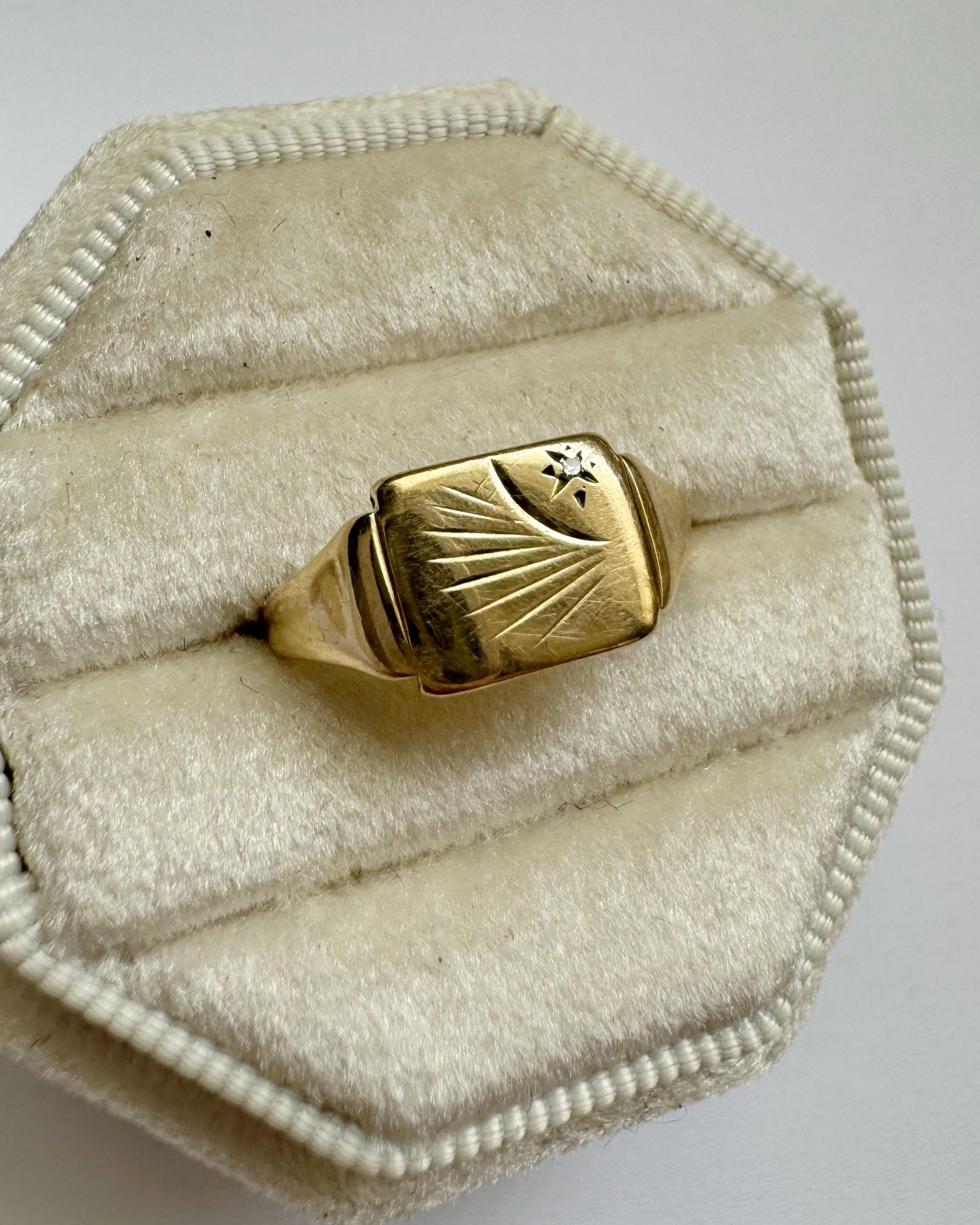 9ct Vintage diamond starburst signet ring
