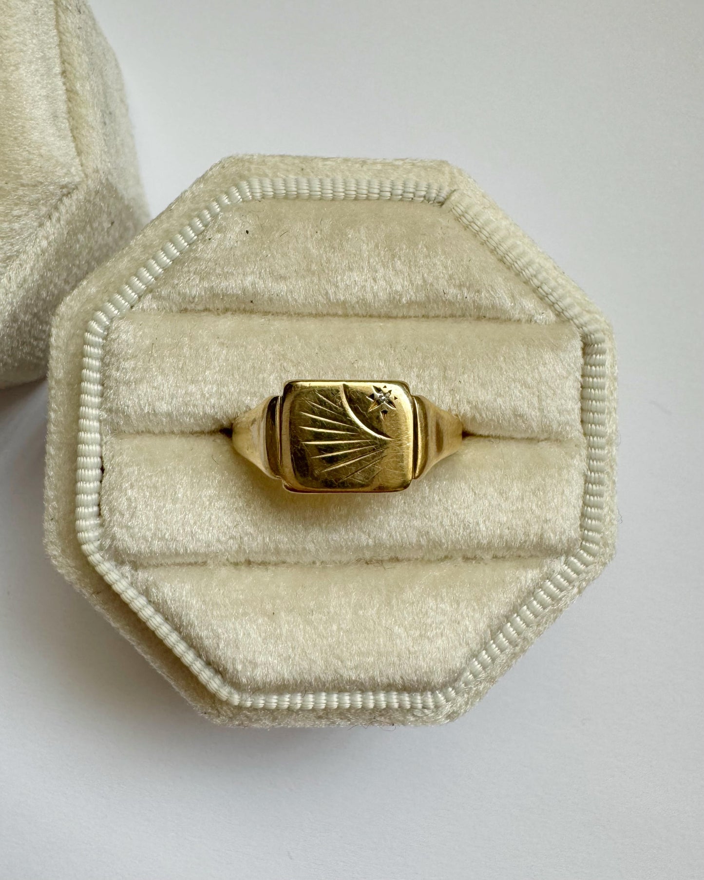 9ct Vintage diamond starburst signet ring