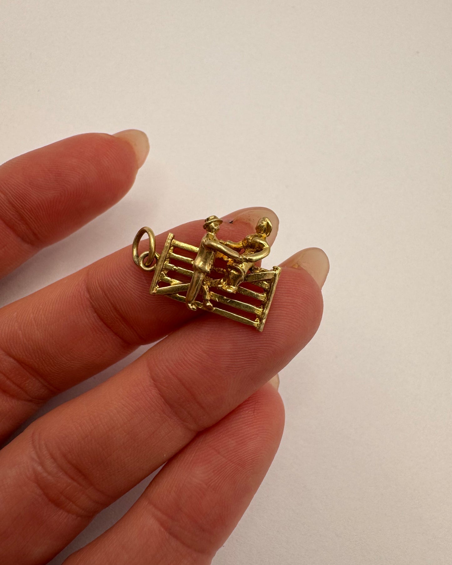 9ct Vintage lovers gate charm