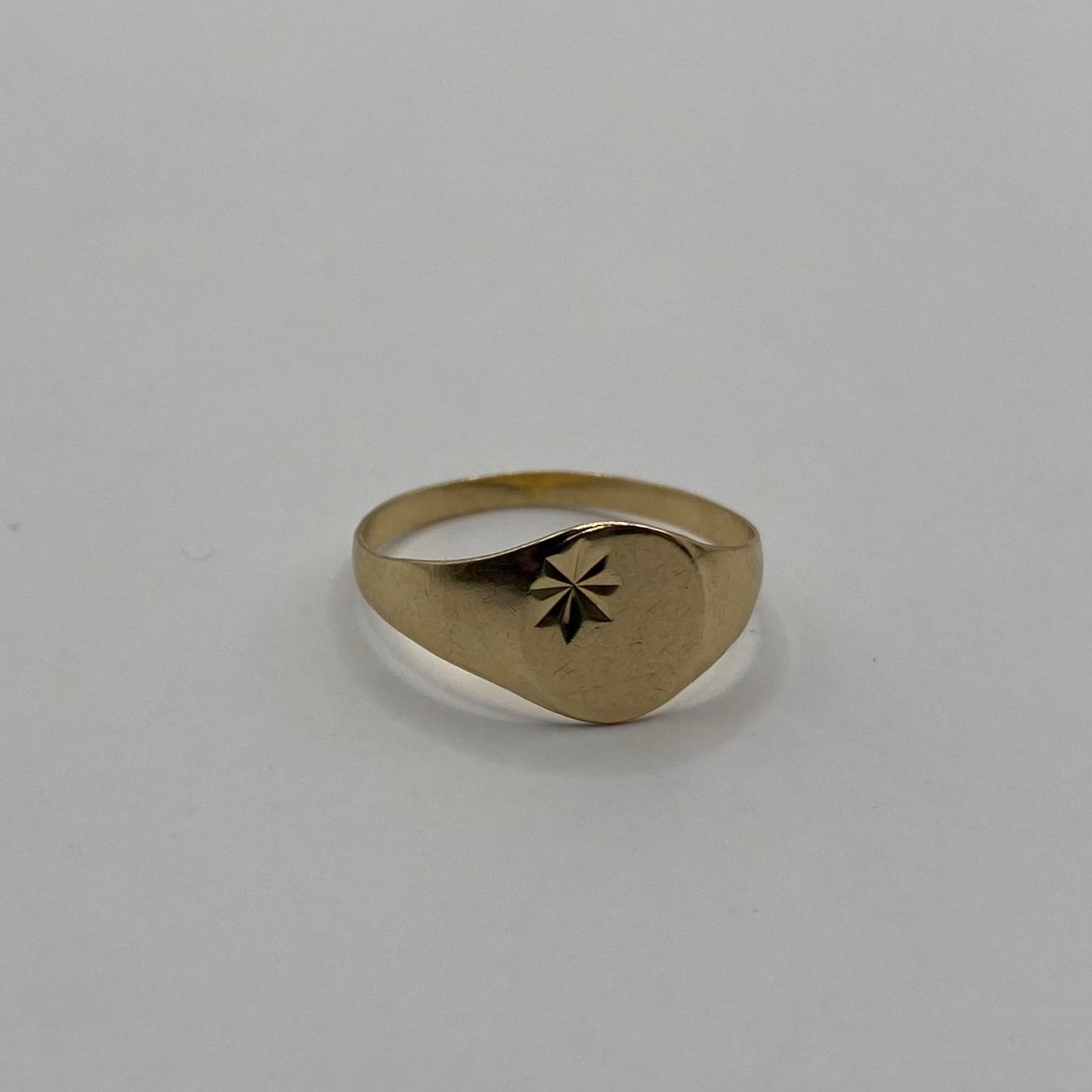 9ct Dainty starburst signet ring