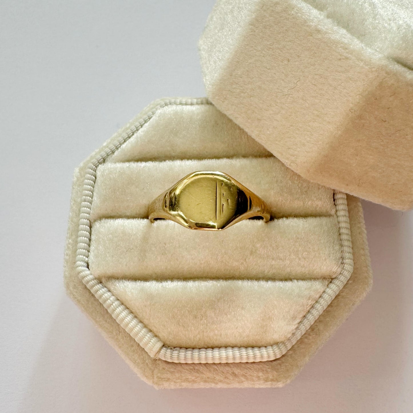 9ct Vintage engraved signet ring