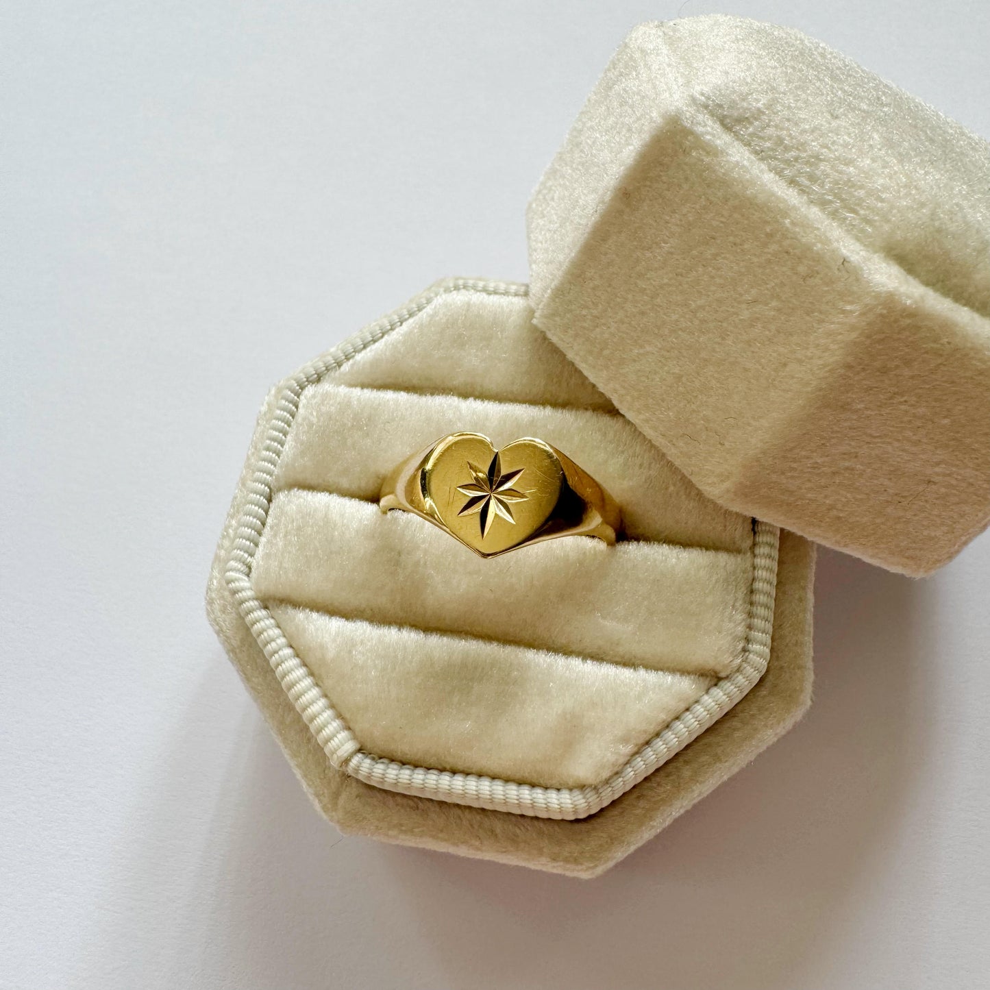 9ct Vintage heart & starburst signet ring