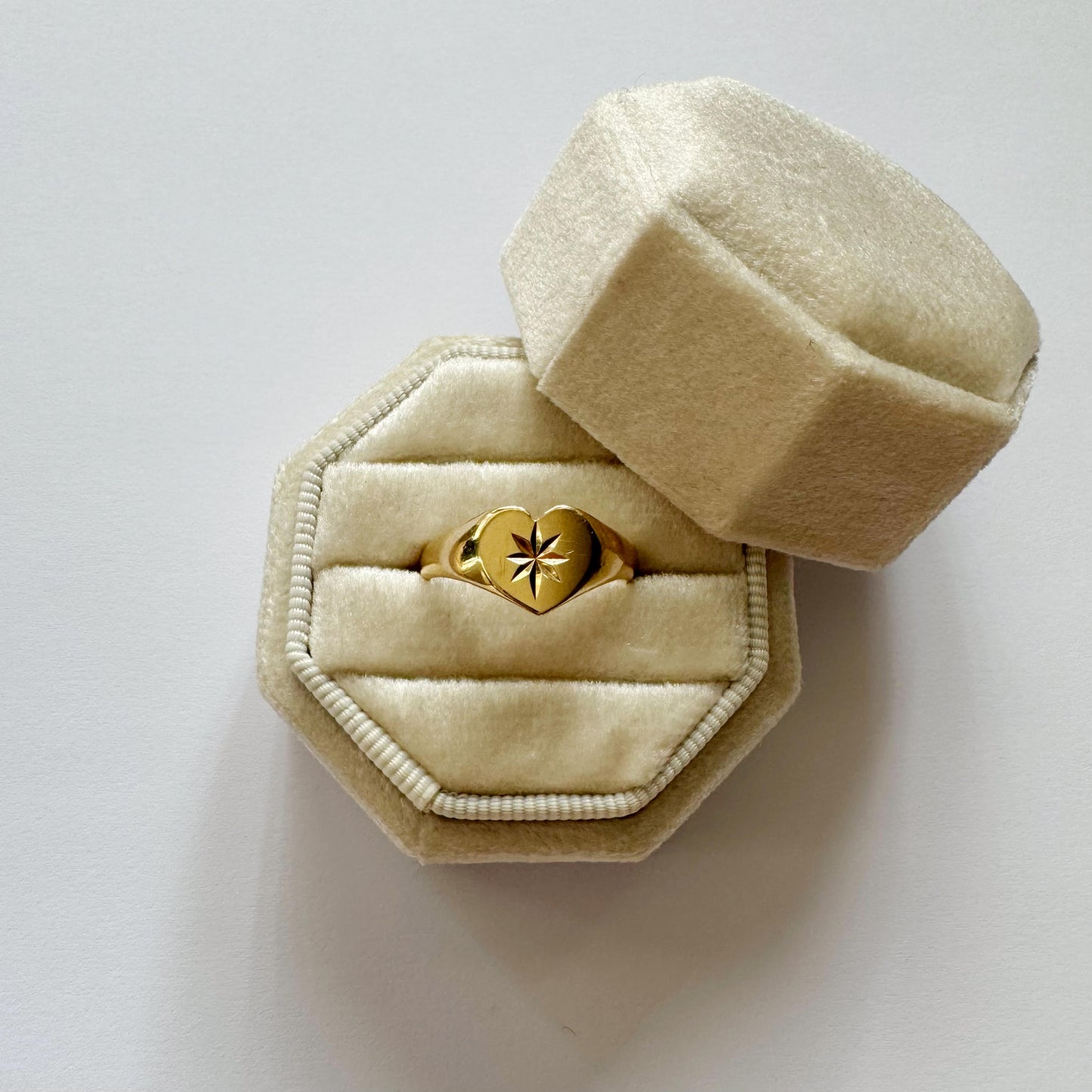 9ct Vintage heart & starburst signet ring