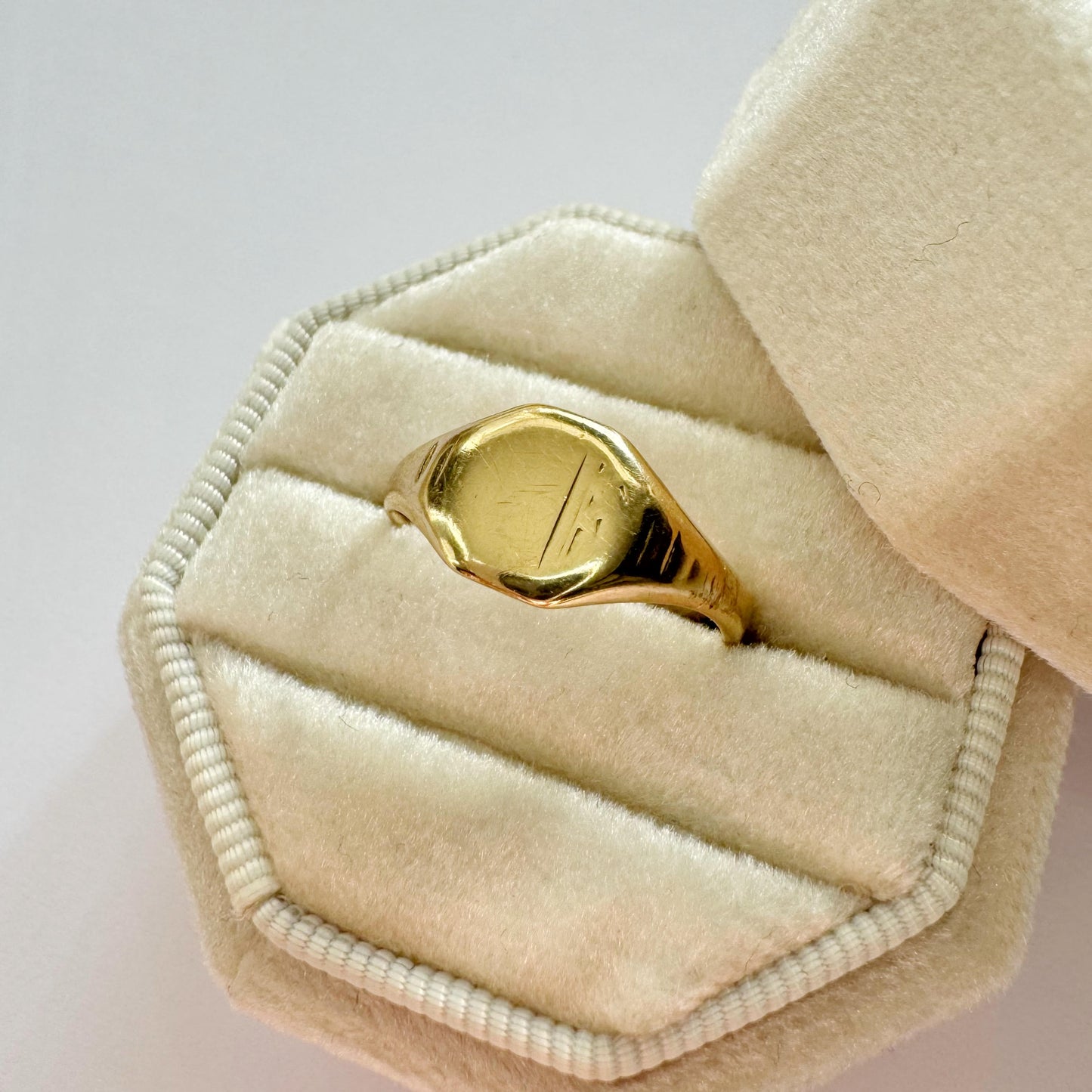 9ct Vintage engraved signet ring