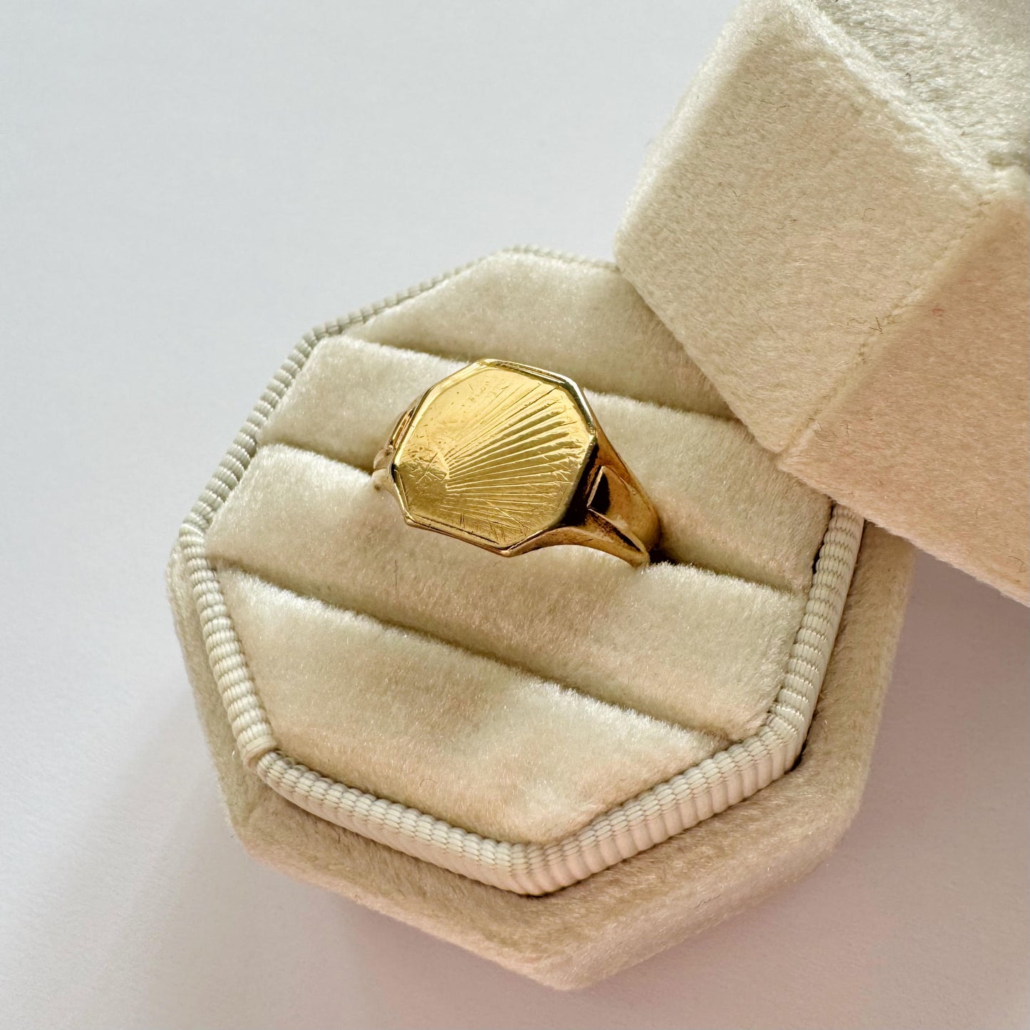 9ct Vintage Sunburst signet ring