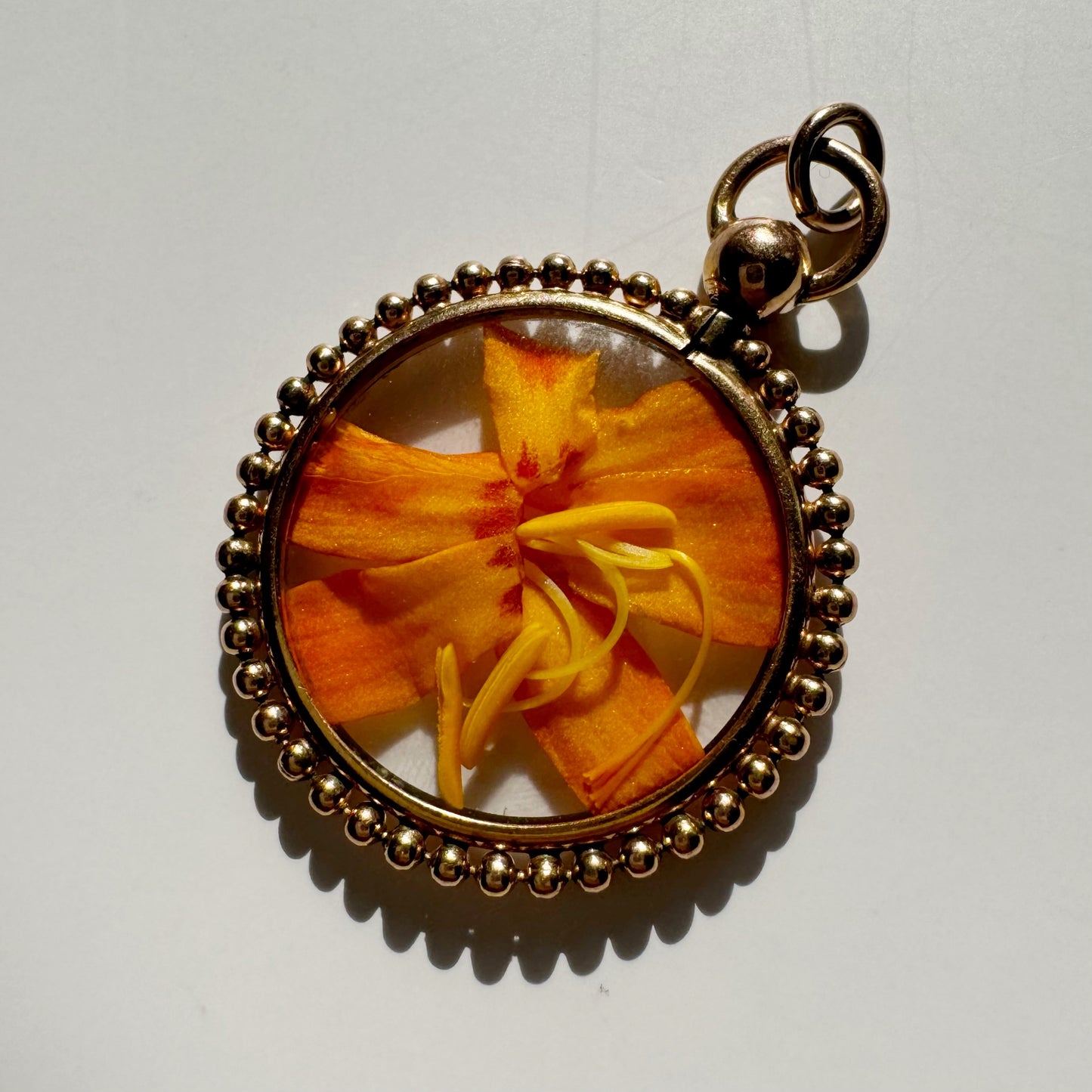 9ct Vintage ball glass shaker locket