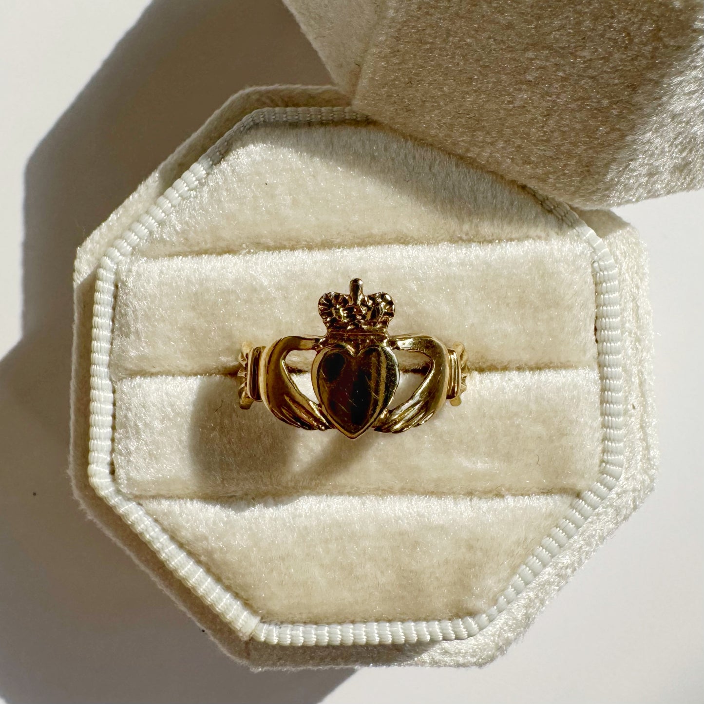 9ct Vintage Claddagh pinky ring