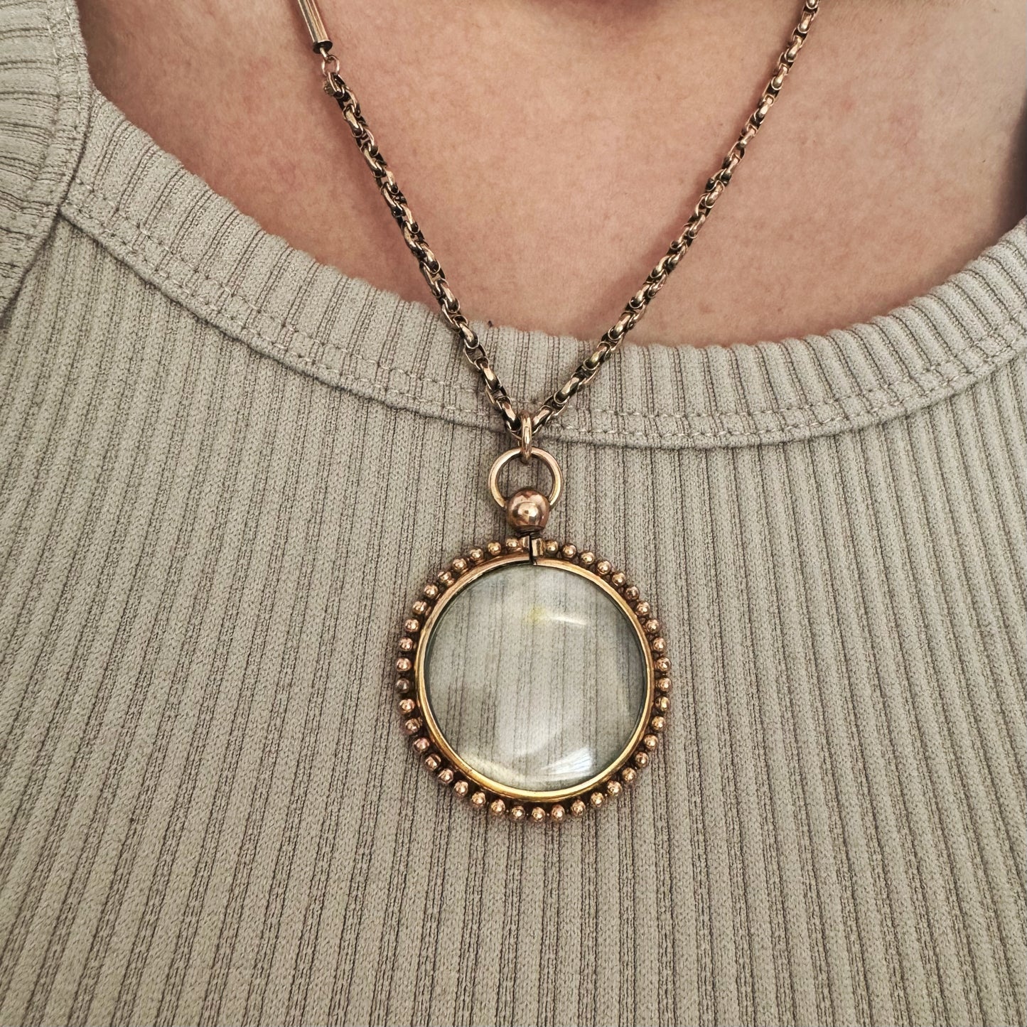 9ct Vintage ball glass shaker locket