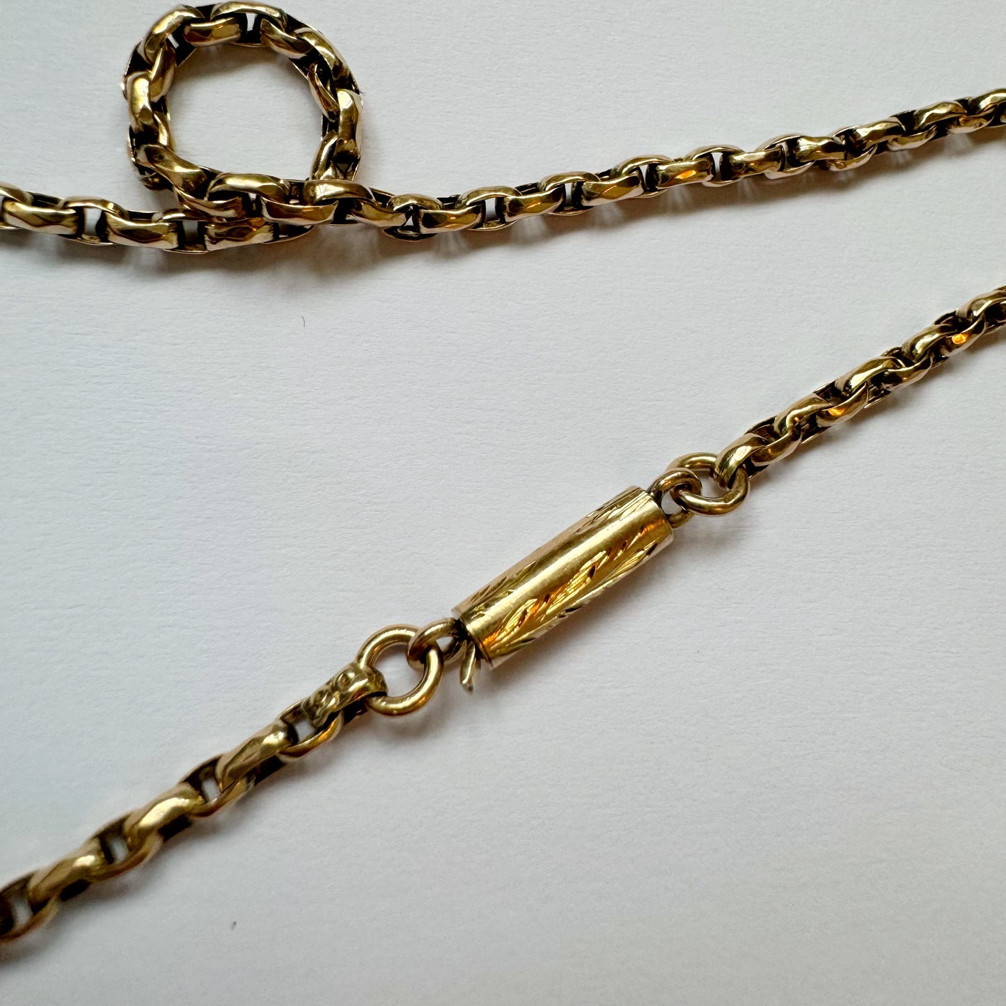 9ct Antique oval belcher chain with ornate barrel clasp