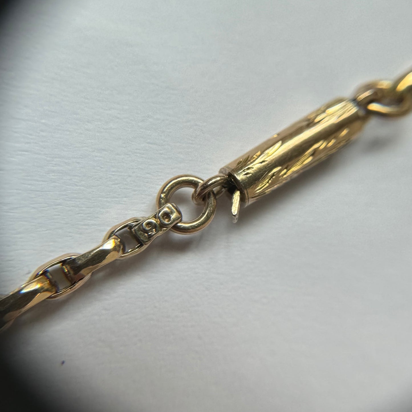 9ct Antique oval belcher chain with ornate barrel clasp