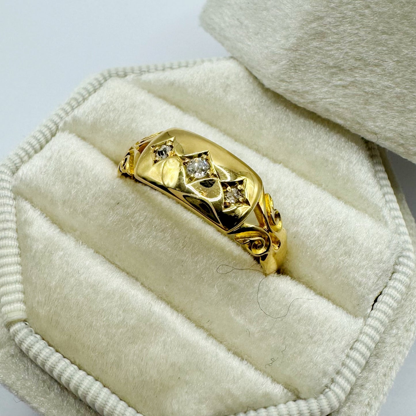 18ct & Diamond Victorian ring