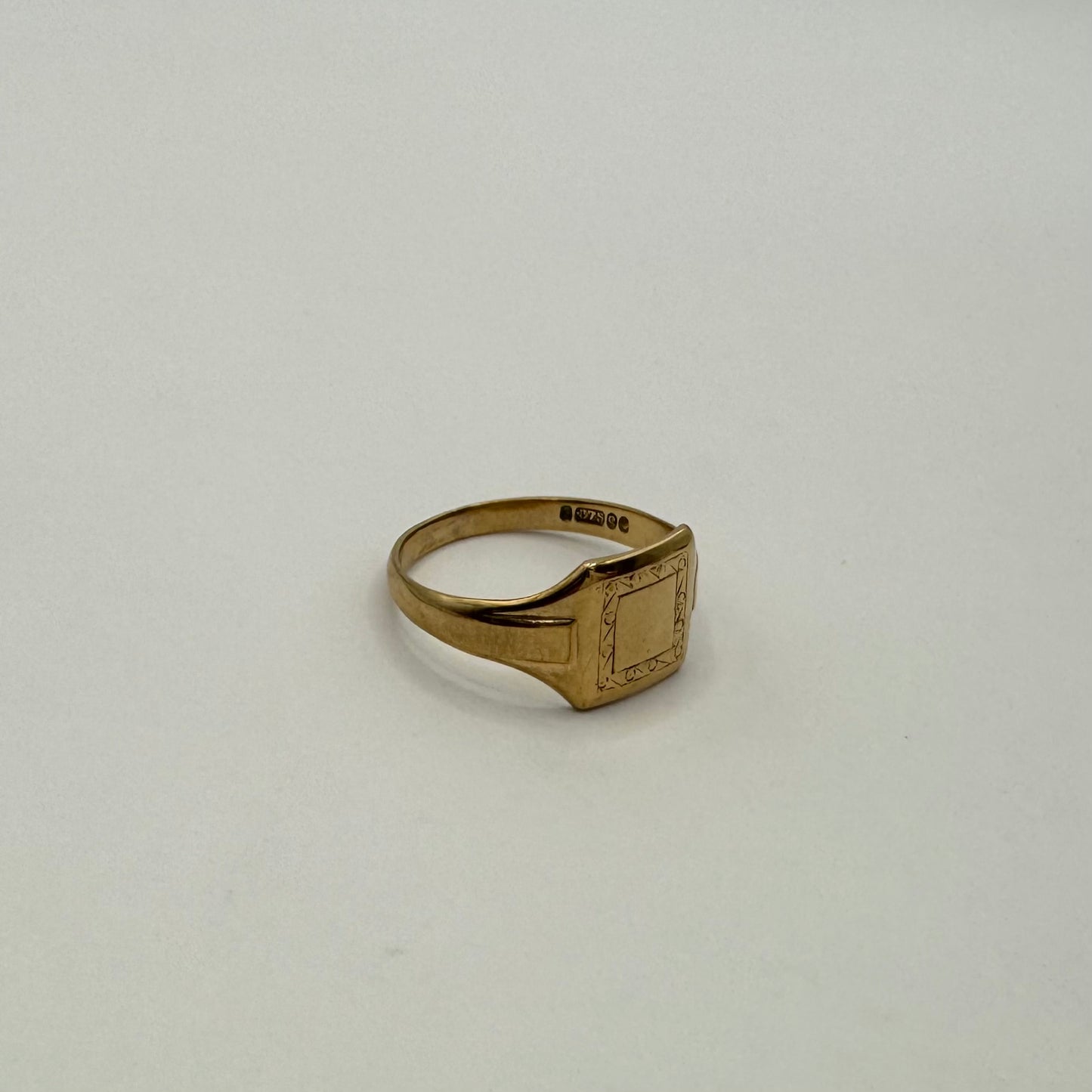 9ct Solid square patterned signet ring