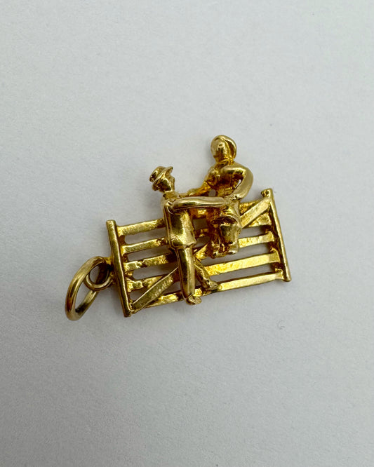 9ct Vintage lovers gate charm