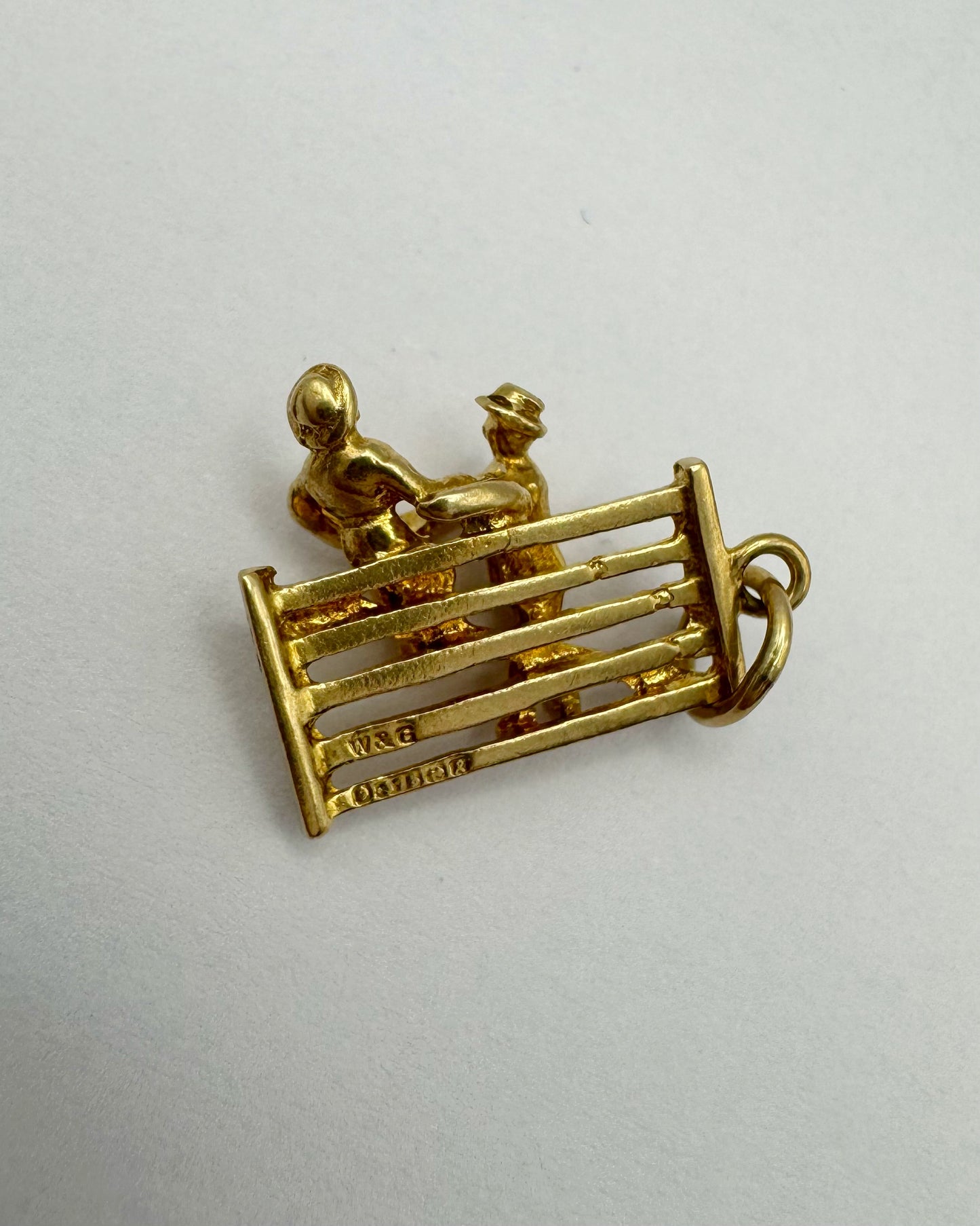 9ct Vintage lovers gate charm