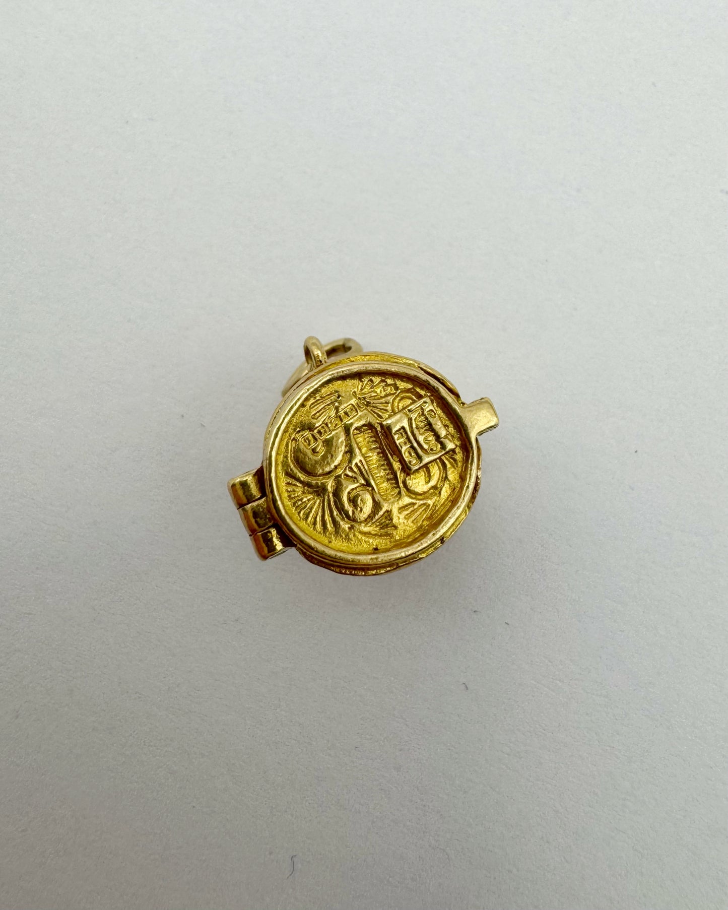 9ct Vintage articulated Vespa helmet charm