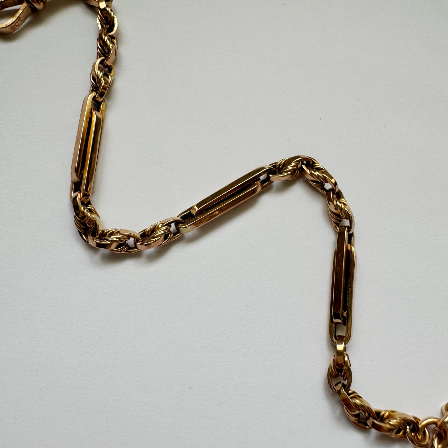 9ct Vintage loveknot & trombone bracelet