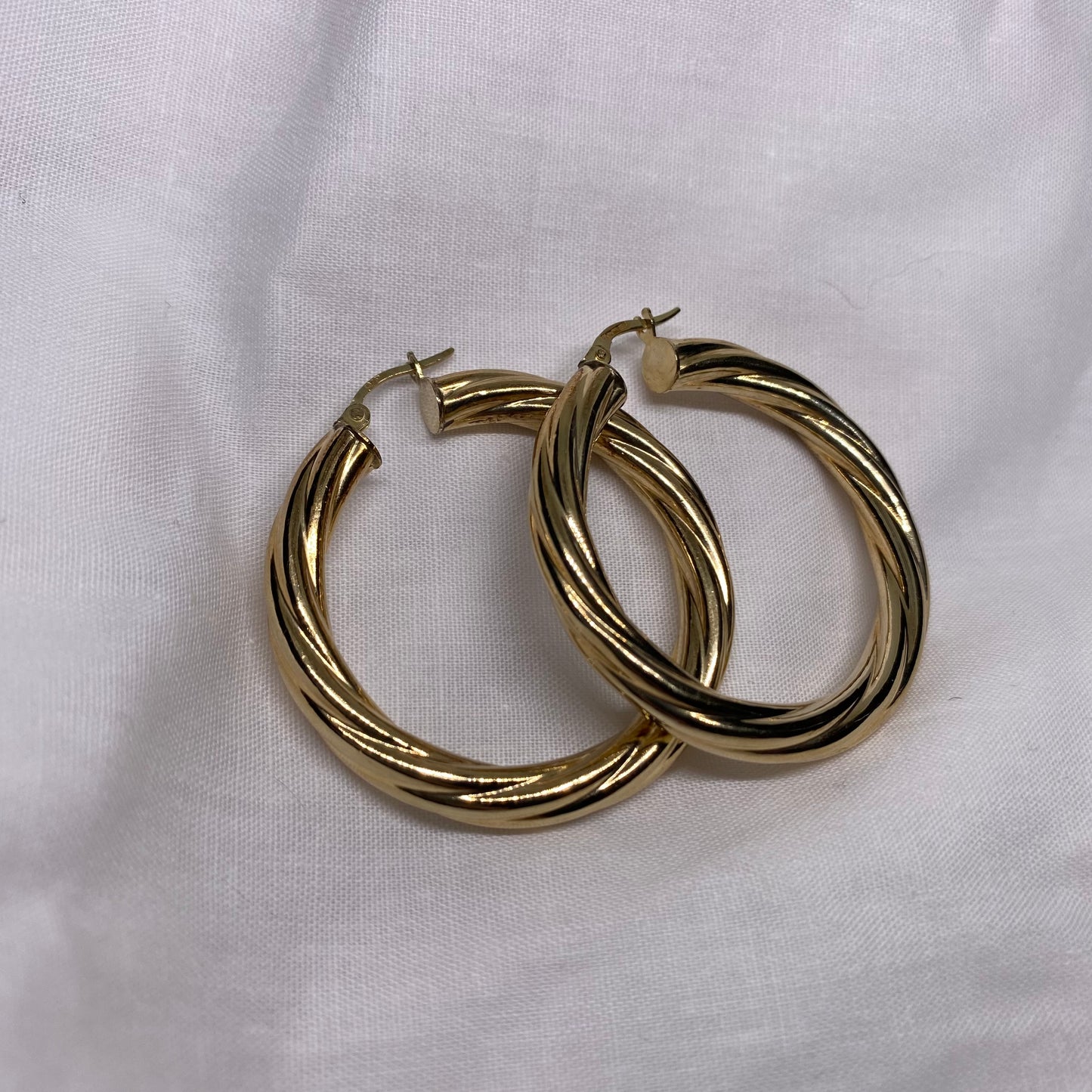 Large twist hoops