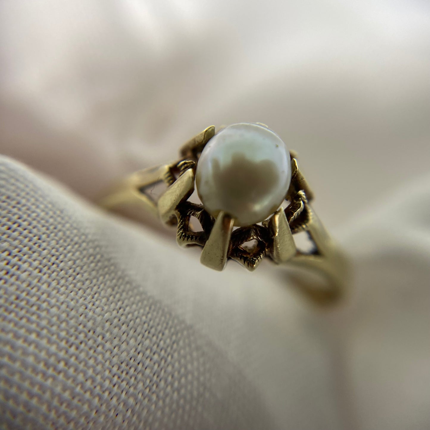 Rolling pearl ring