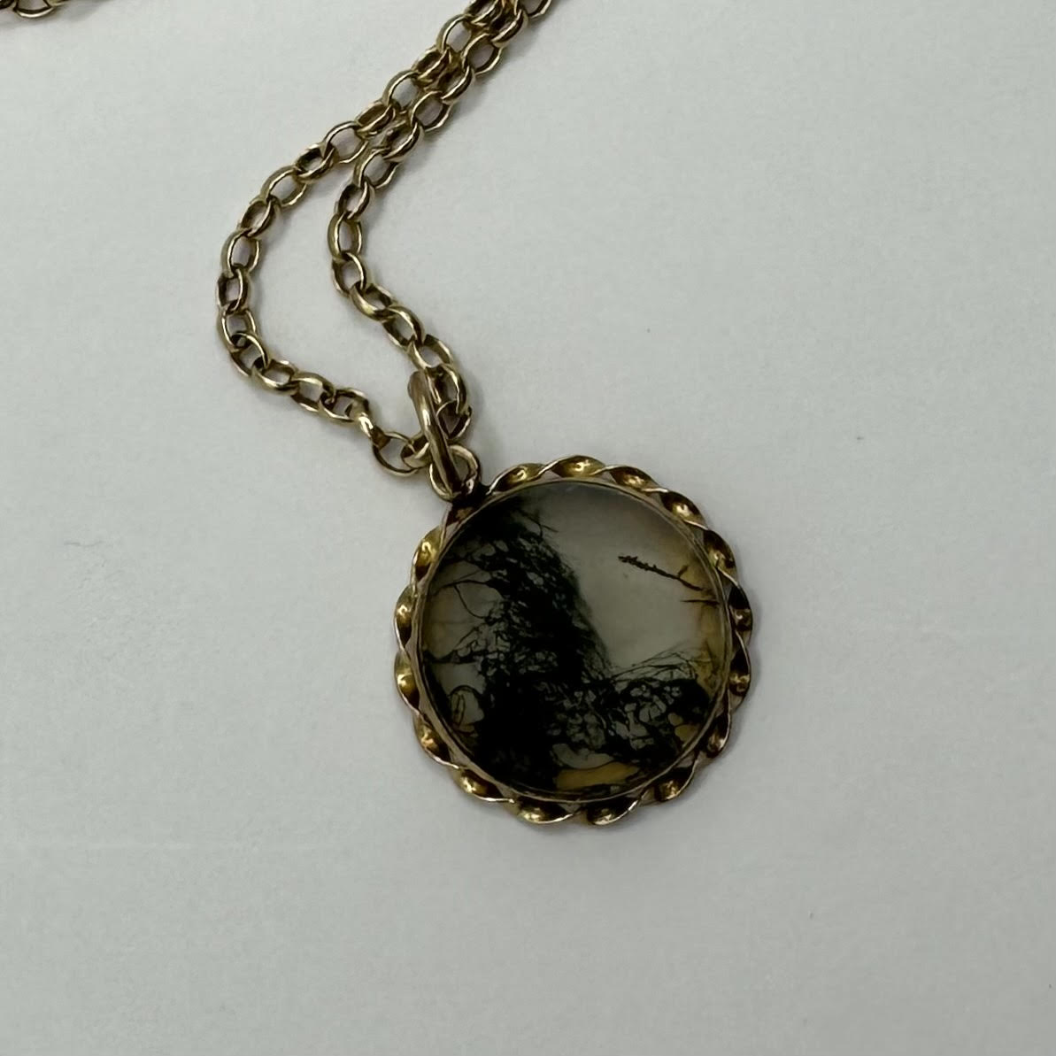 9ct Moss agate pendant with gold twist boarder