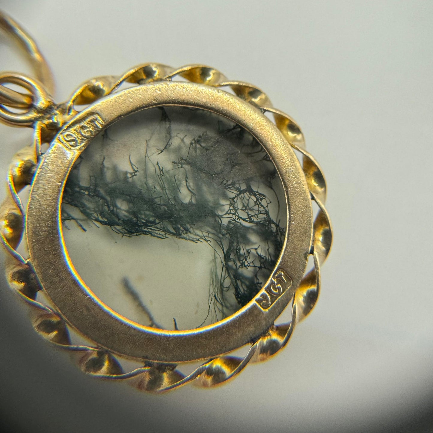 9ct Moss agate pendant with gold twist boarder