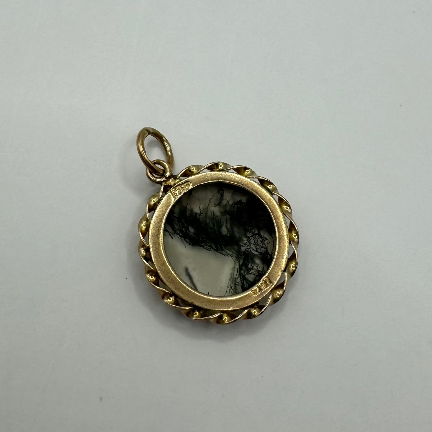 9ct Moss agate pendant with gold twist boarder