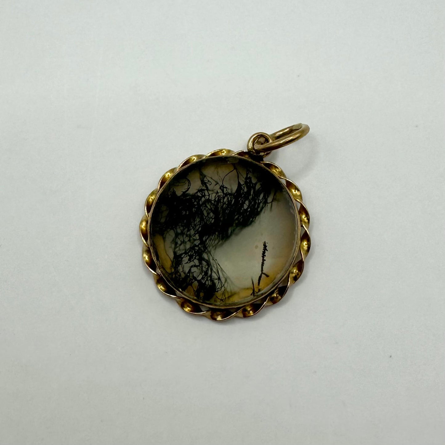 9ct Moss agate pendant with gold twist boarder