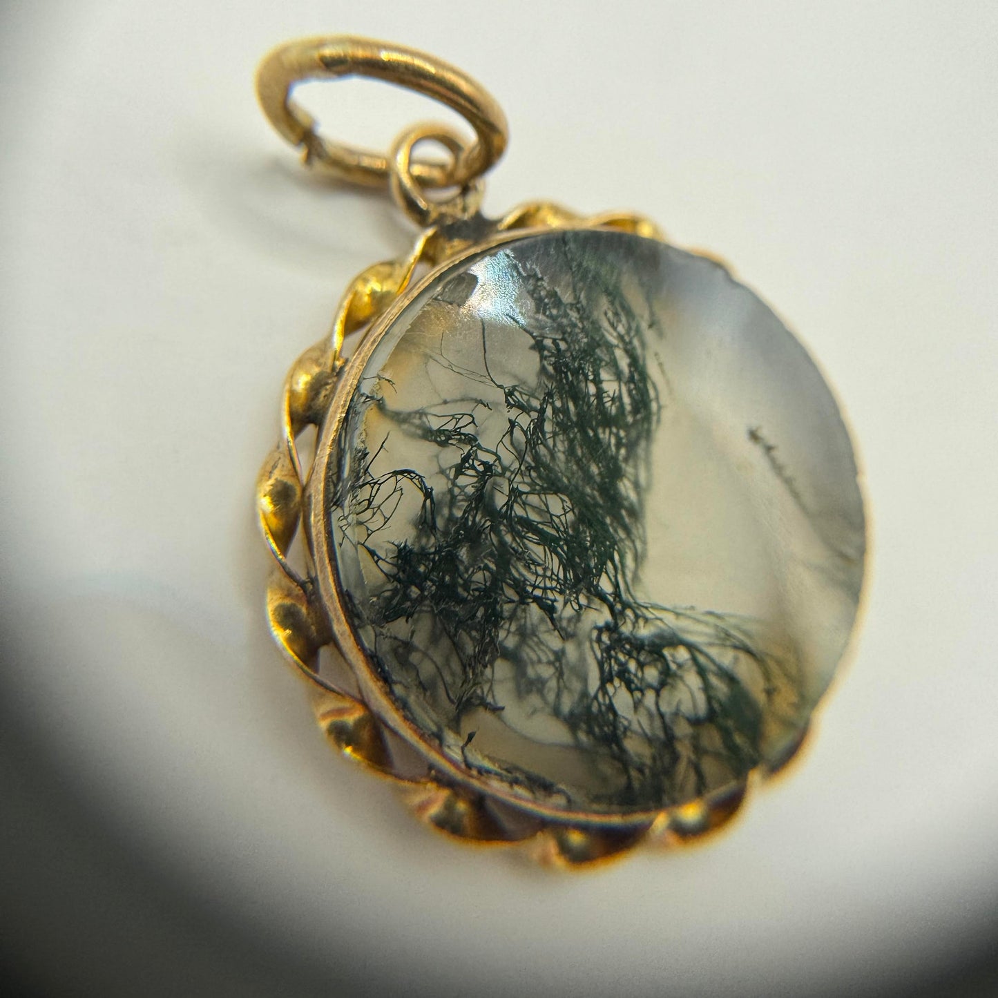 9ct Moss agate pendant with gold twist boarder