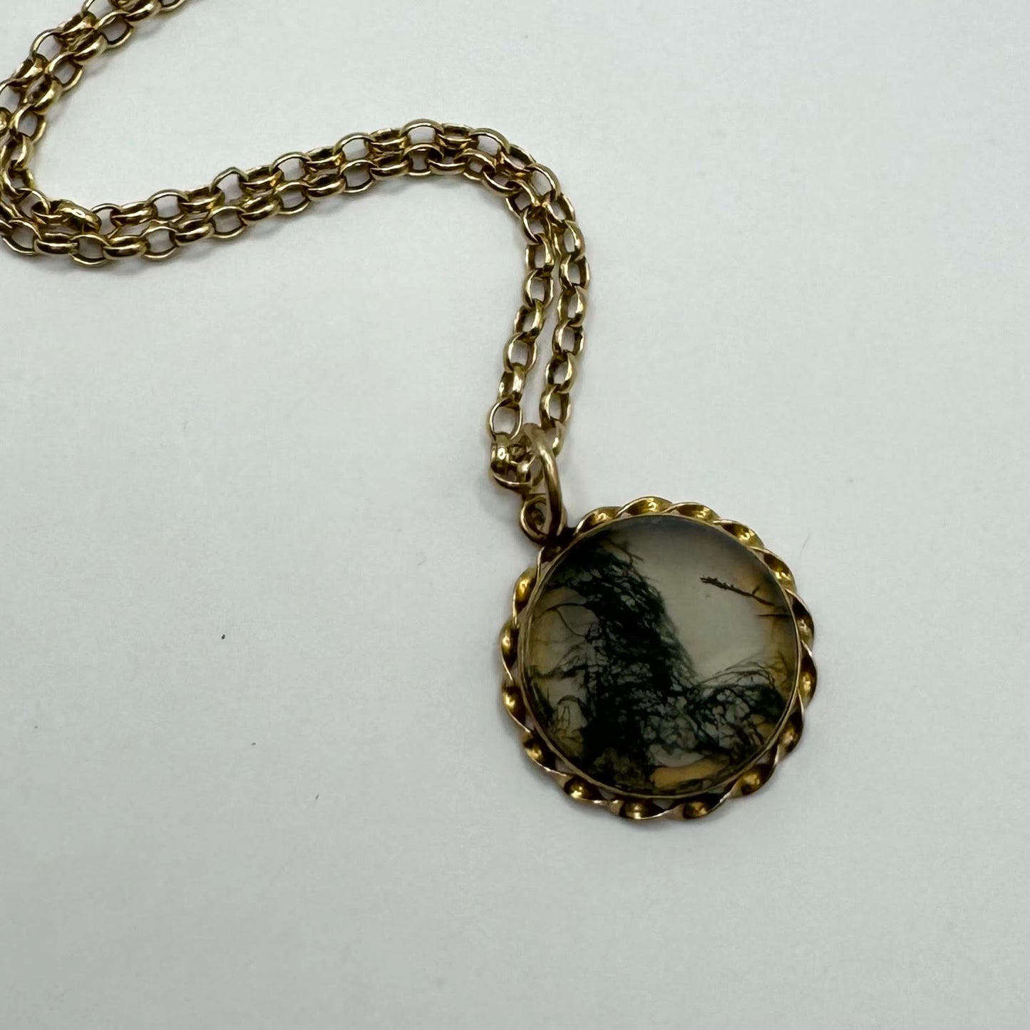 9ct Moss agate pendant with gold twist boarder