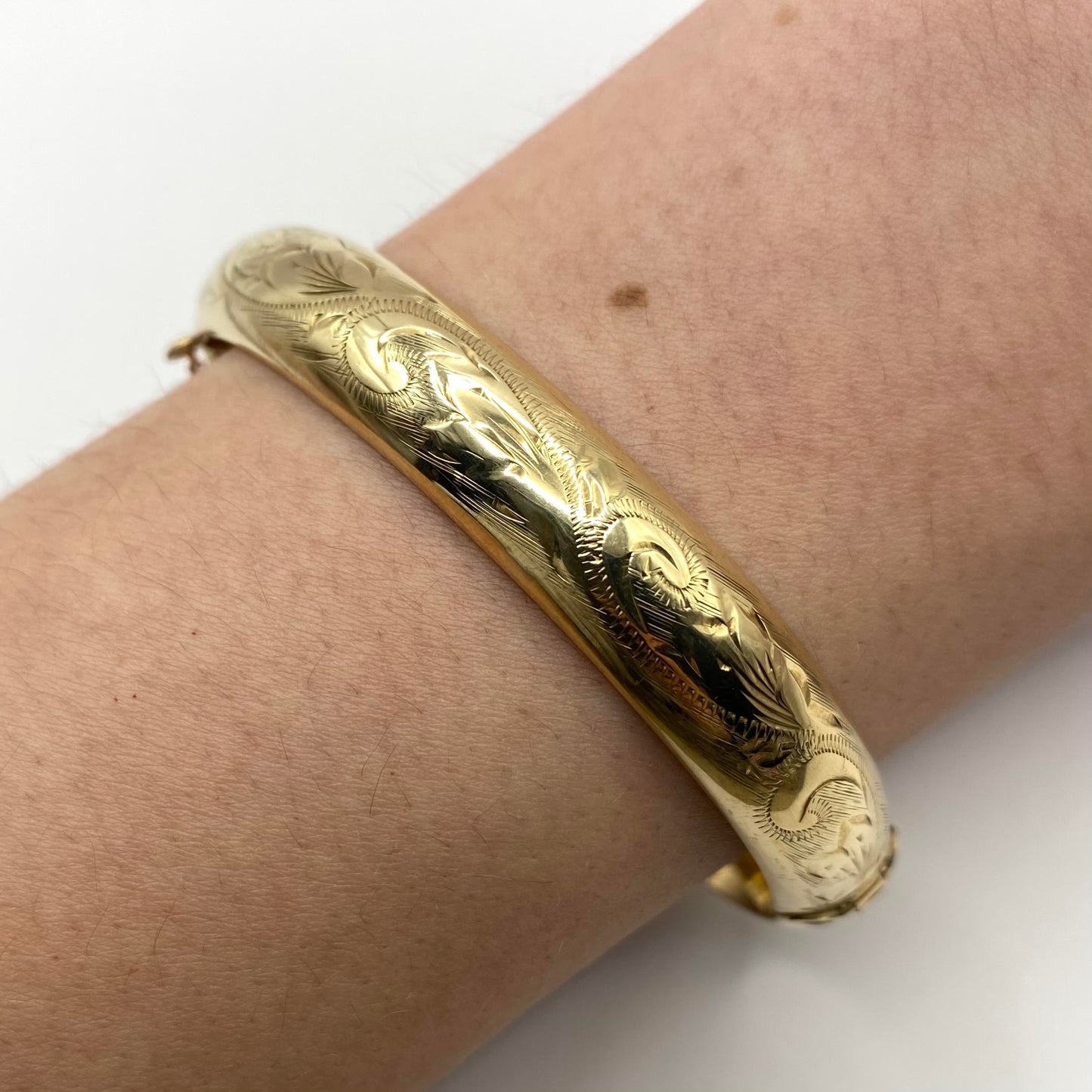 9ct yellow gold etched 70s bangle