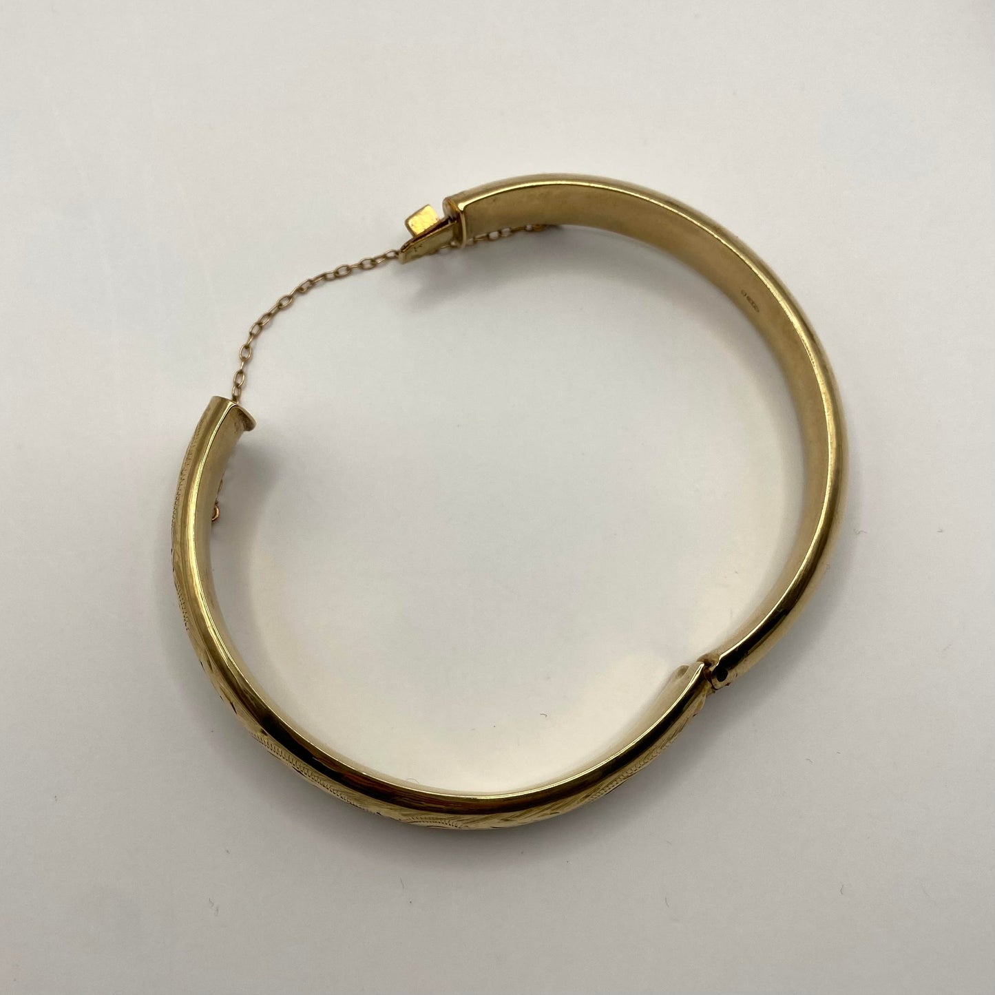 9ct yellow gold etched 70s bangle