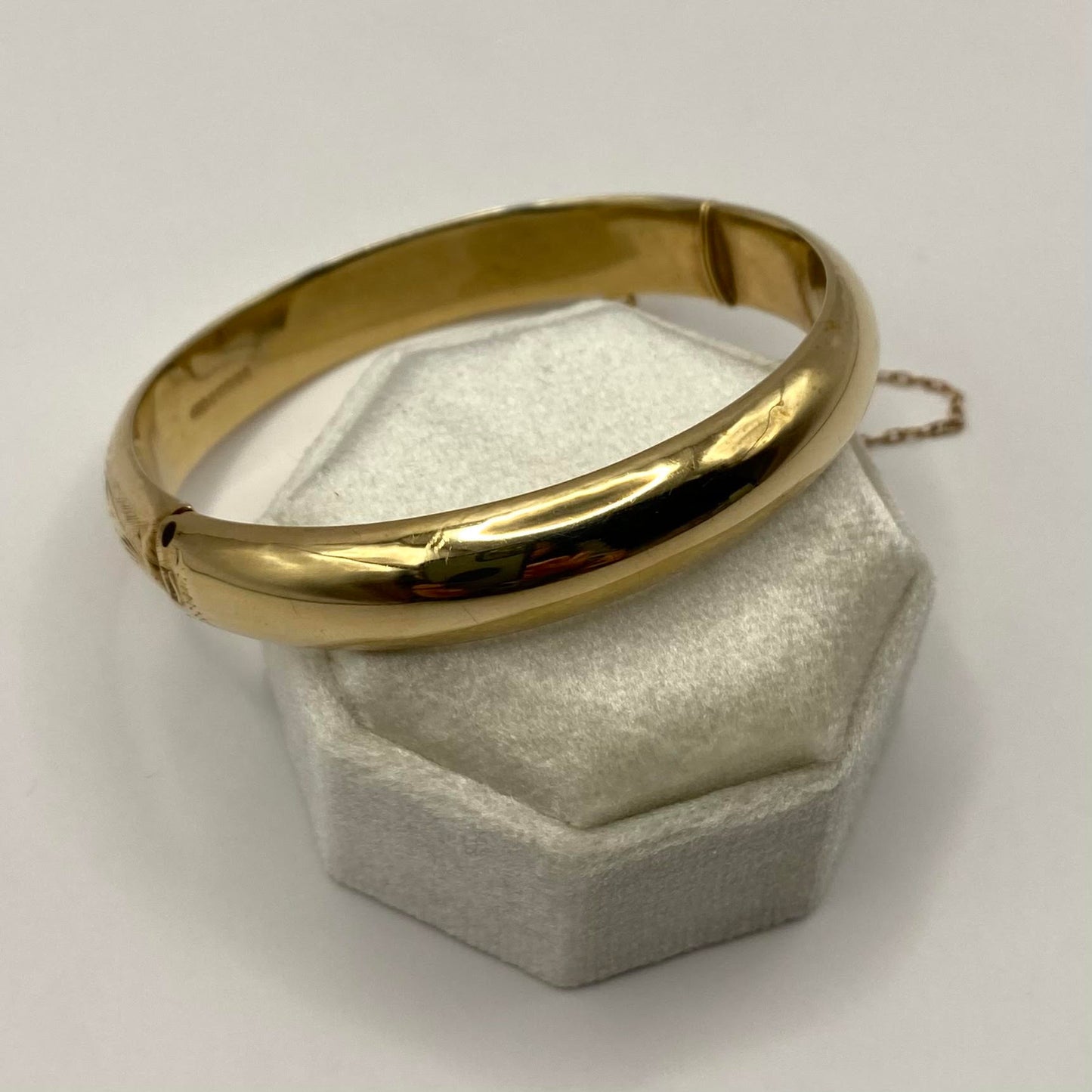 9ct yellow gold etched 70s bangle