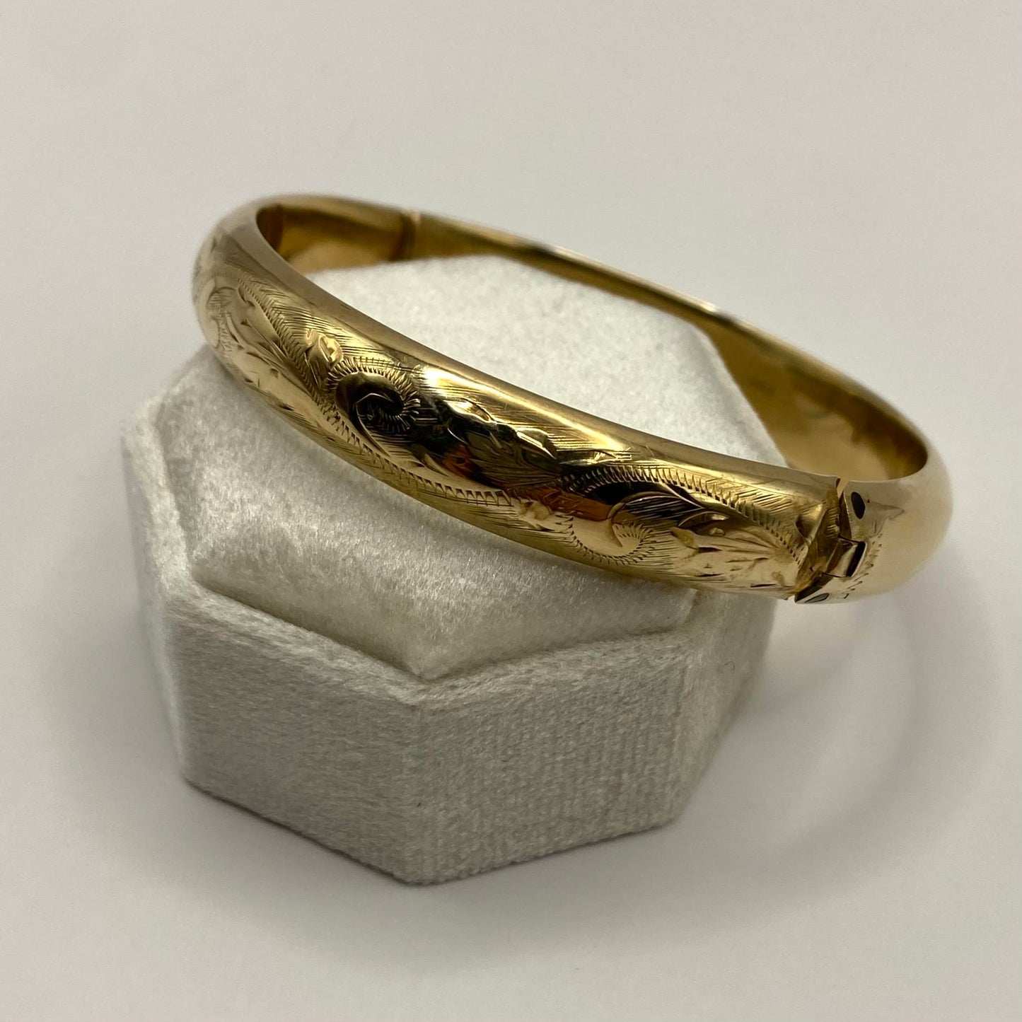 9ct yellow gold etched 70s bangle