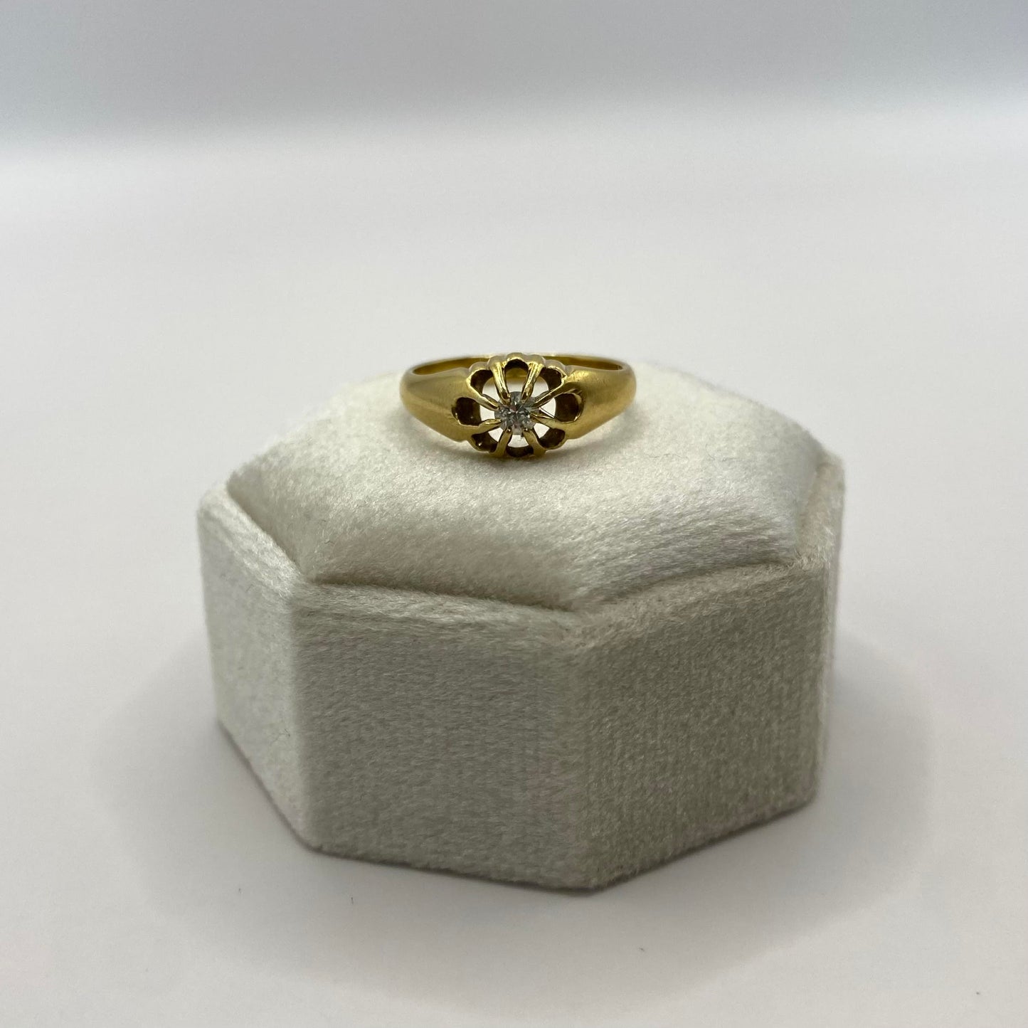 18ct Vintage natural diamond belcher ring