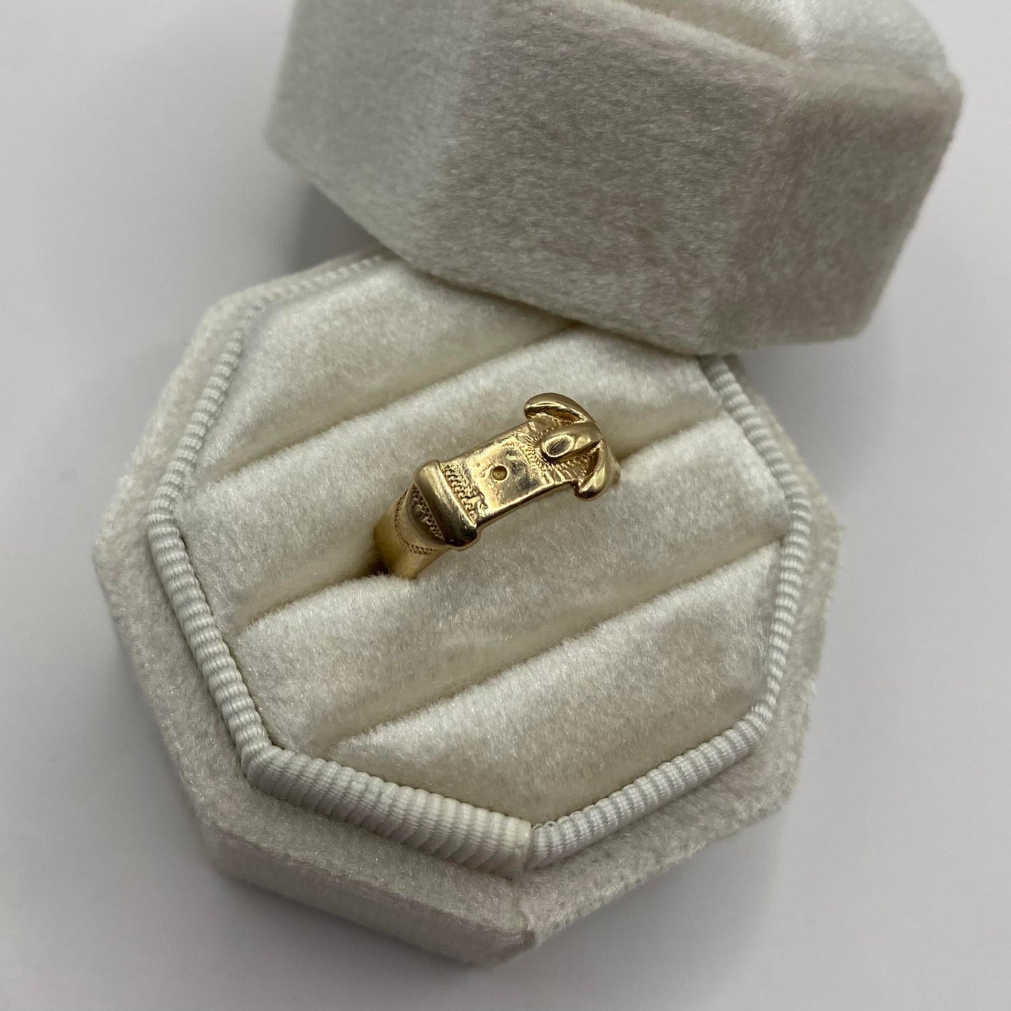 9ct Buckle ring