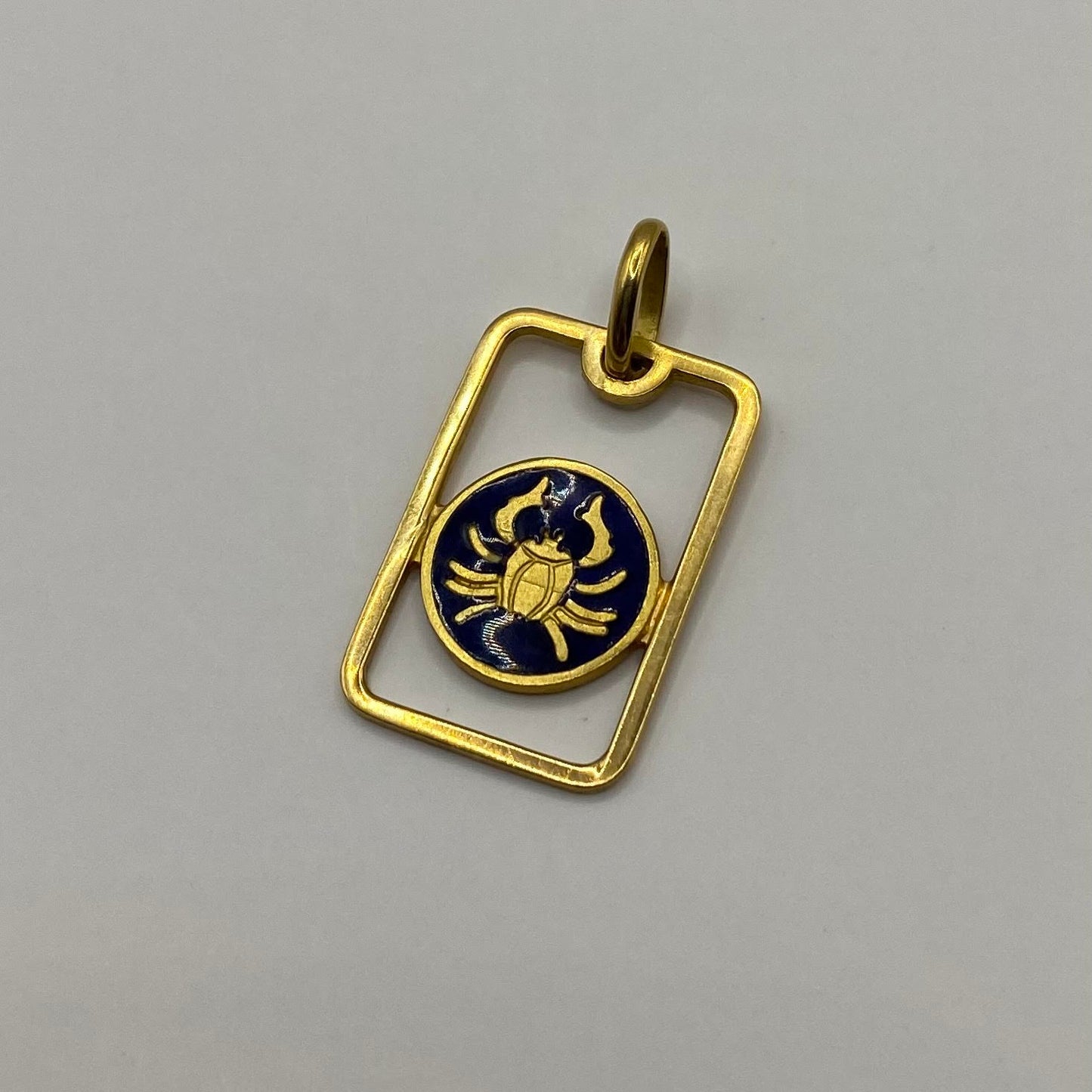 18ct & Enamel crab/cancer pendant