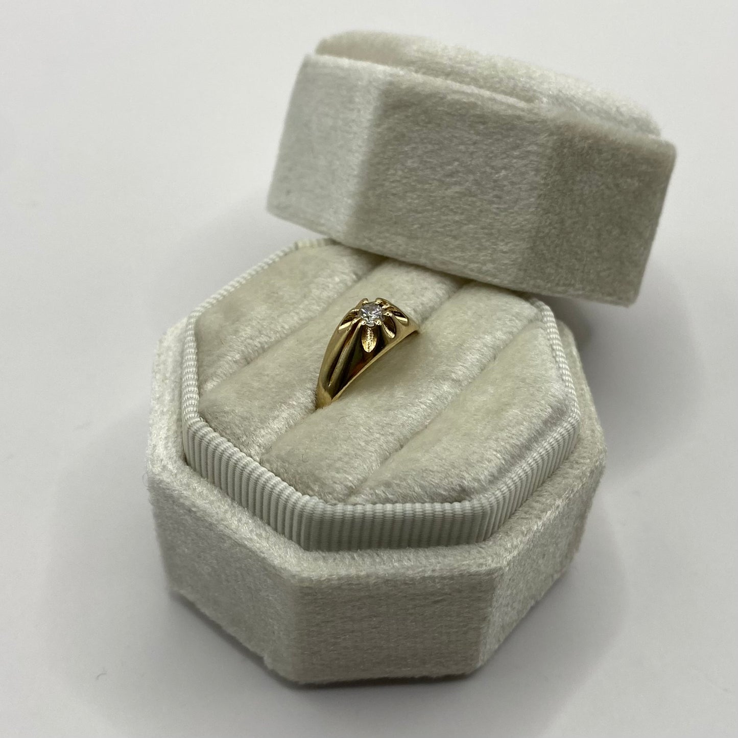 9ct & CZ belcher pinky ring