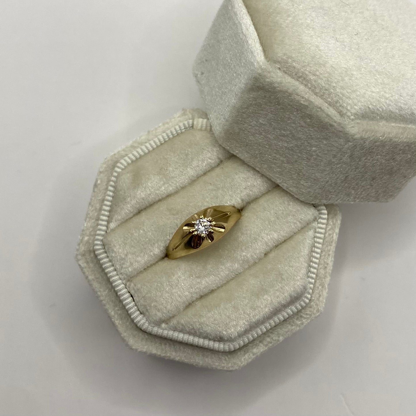 9ct & CZ belcher pinky ring