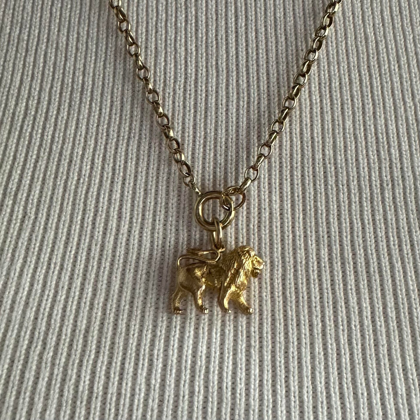 9ct Solid male lion charm