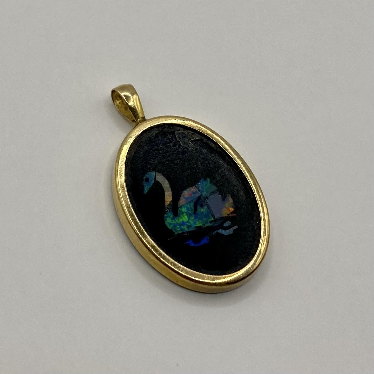 9ct Onyx & Mother of Pearl swan pendant