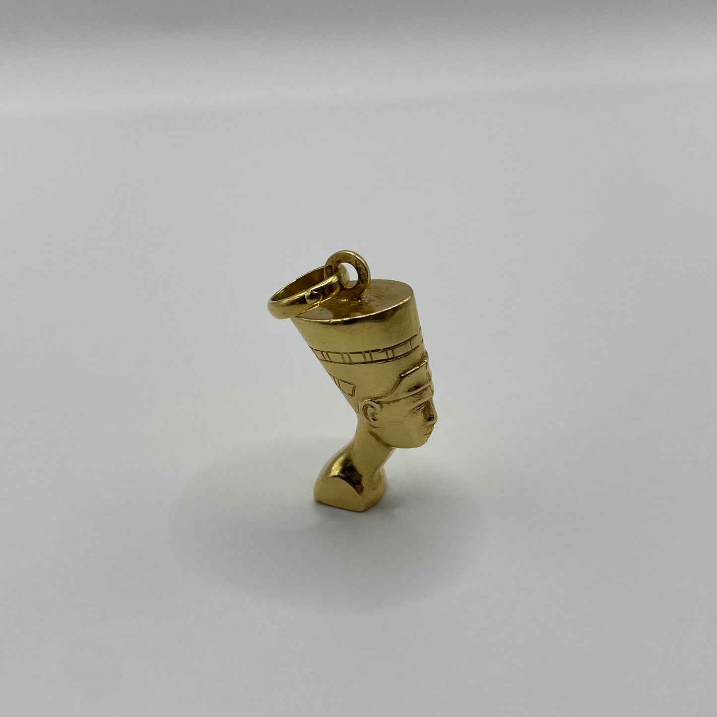 18ct Nefertiti pendant