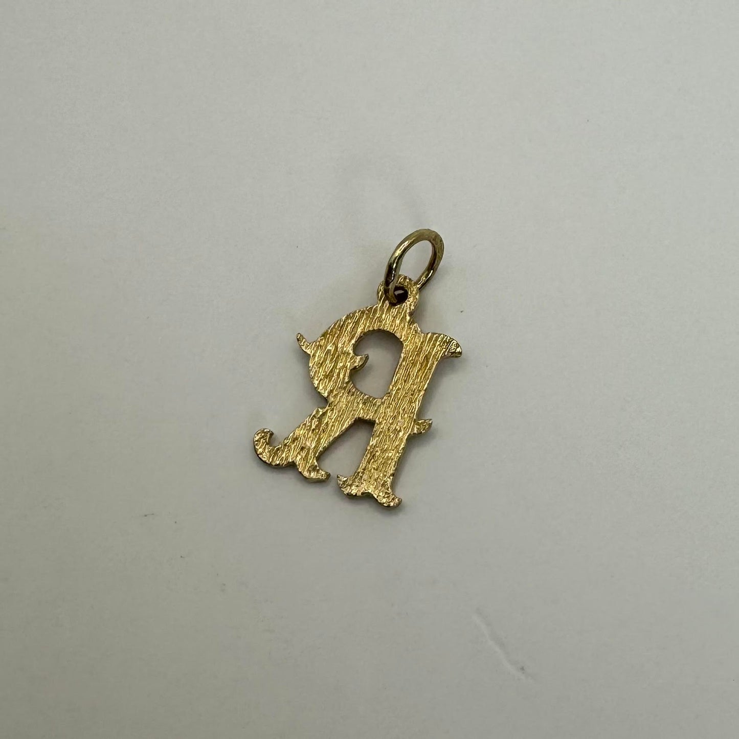 9ct Sweetest engraved 'R' initial charm