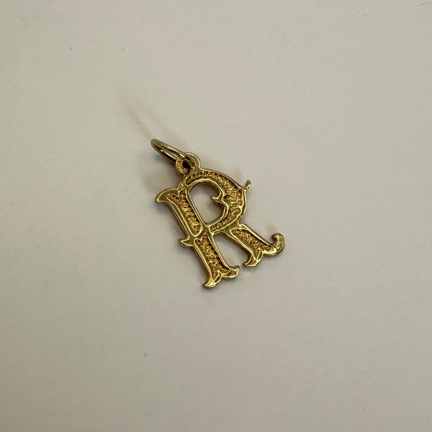 9ct Sweetest engraved 'R' initial charm