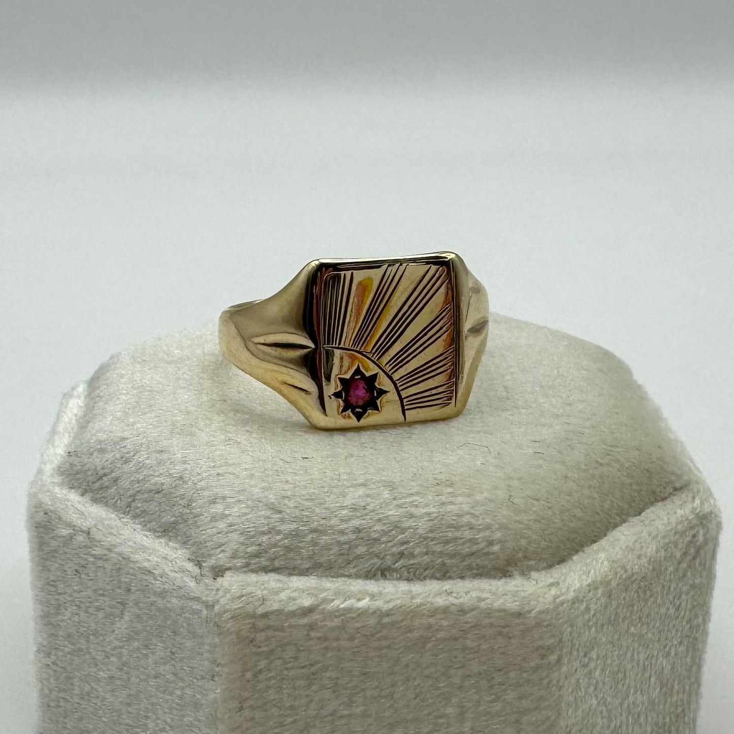 9ct Vintage high detail ruby starburst signet ring