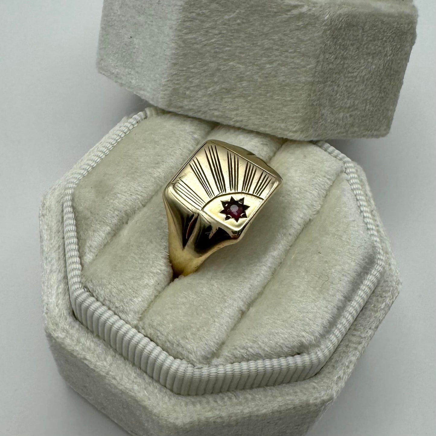 9ct Vintage high detail ruby starburst signet ring