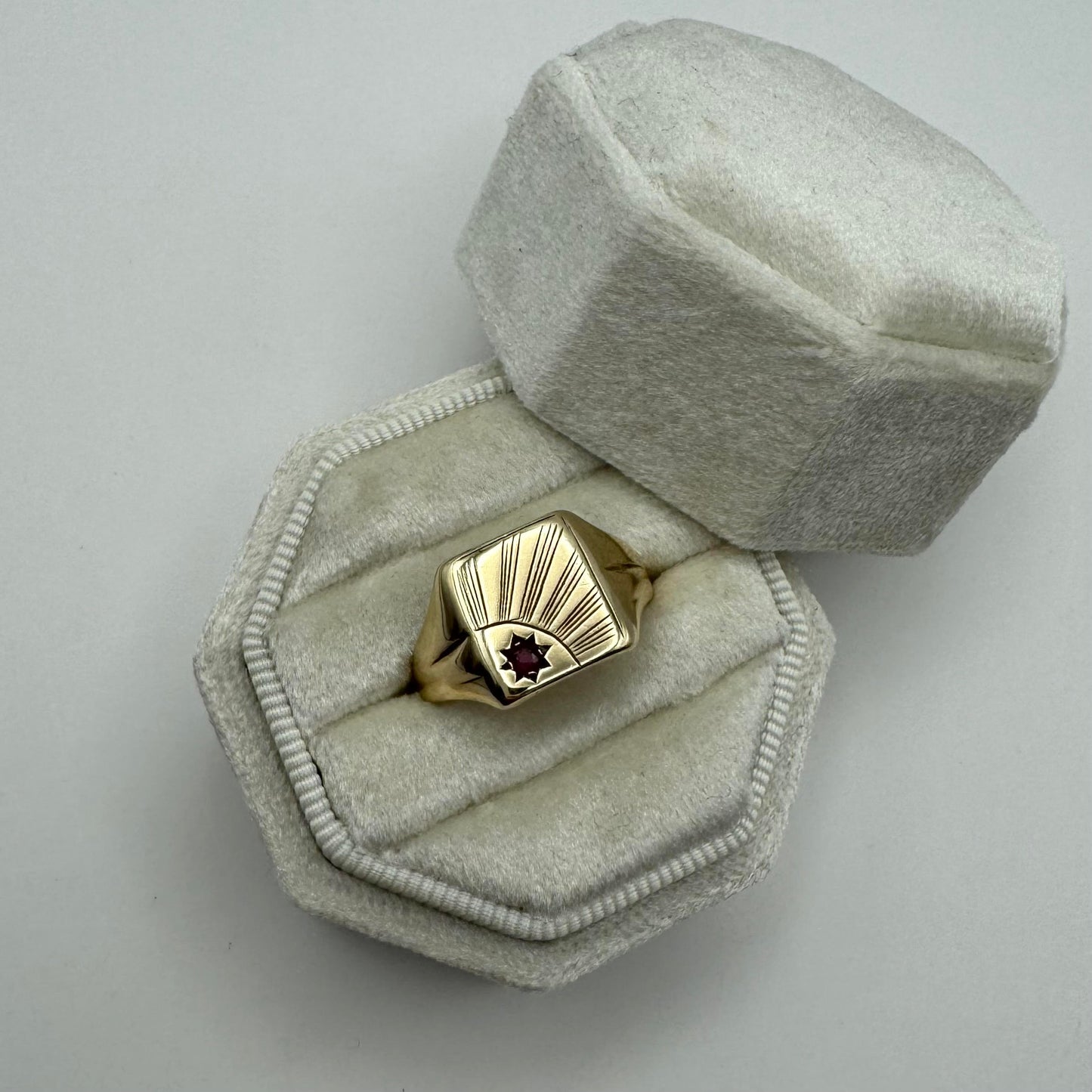 9ct Vintage high detail ruby starburst signet ring