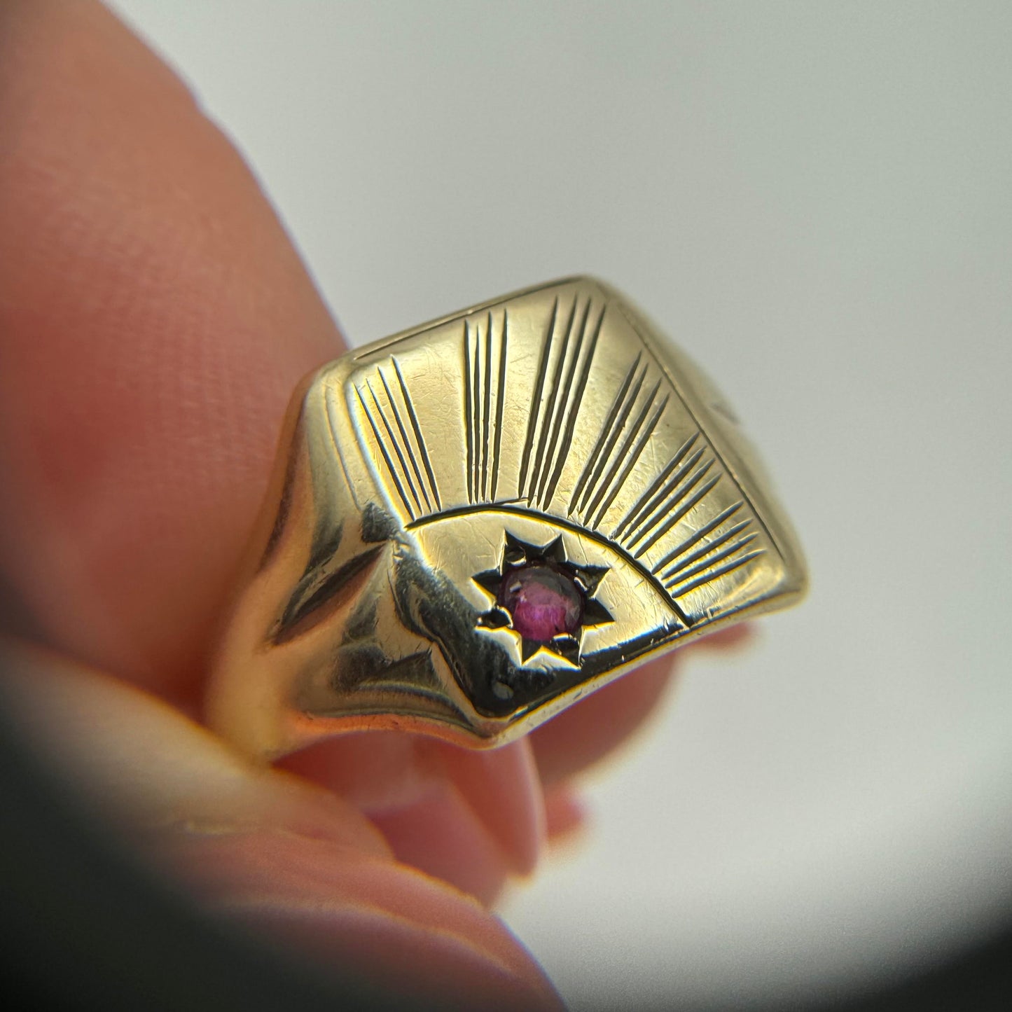 9ct Vintage high detail ruby starburst signet ring